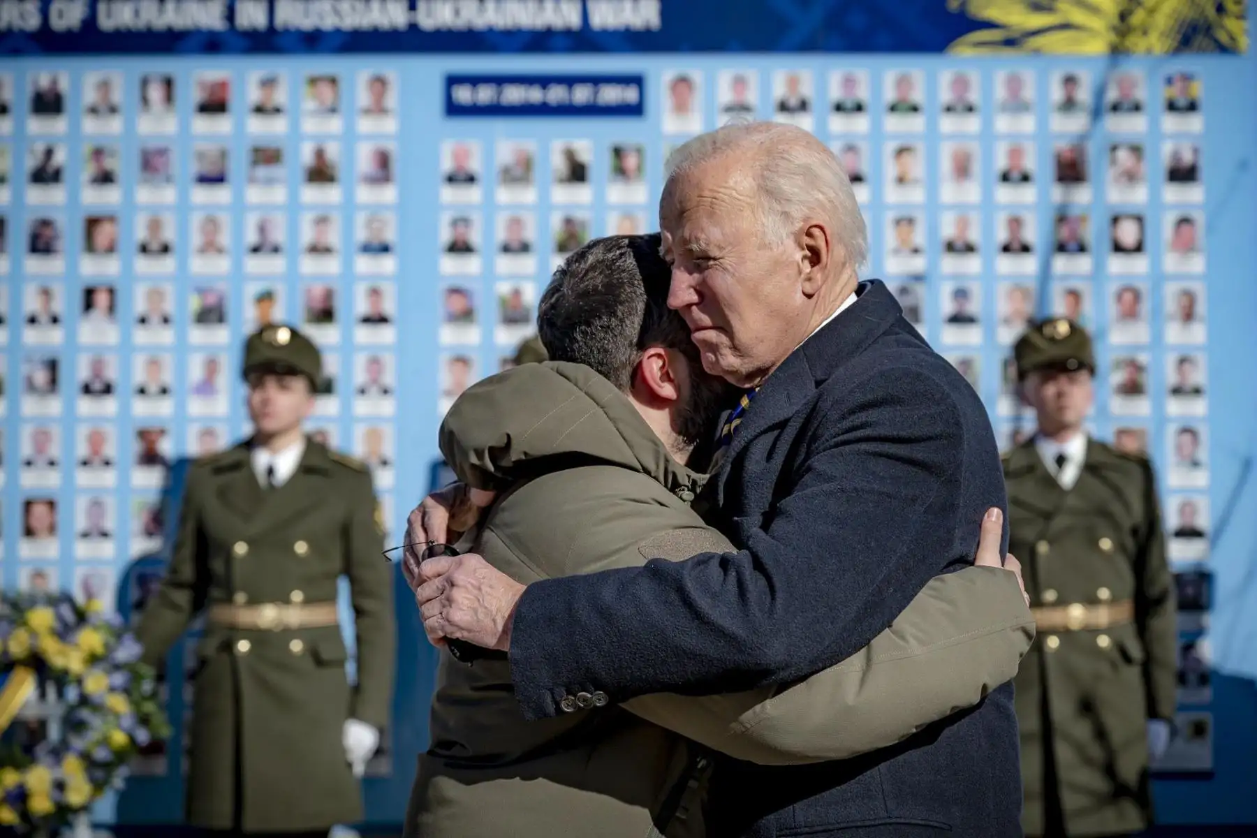 El presidente de Ucrania, Volodymyr Zelensky y el presidente de los Estados Unidos, Joe Biden , se abrazan durante una ceremonia de colocación de una ofrenda floral en el Muro del Recuerdo de los Caídos por Ucrania, en Kiev, Ucrania, en medio de la invasión rusa.
Foto: EFE