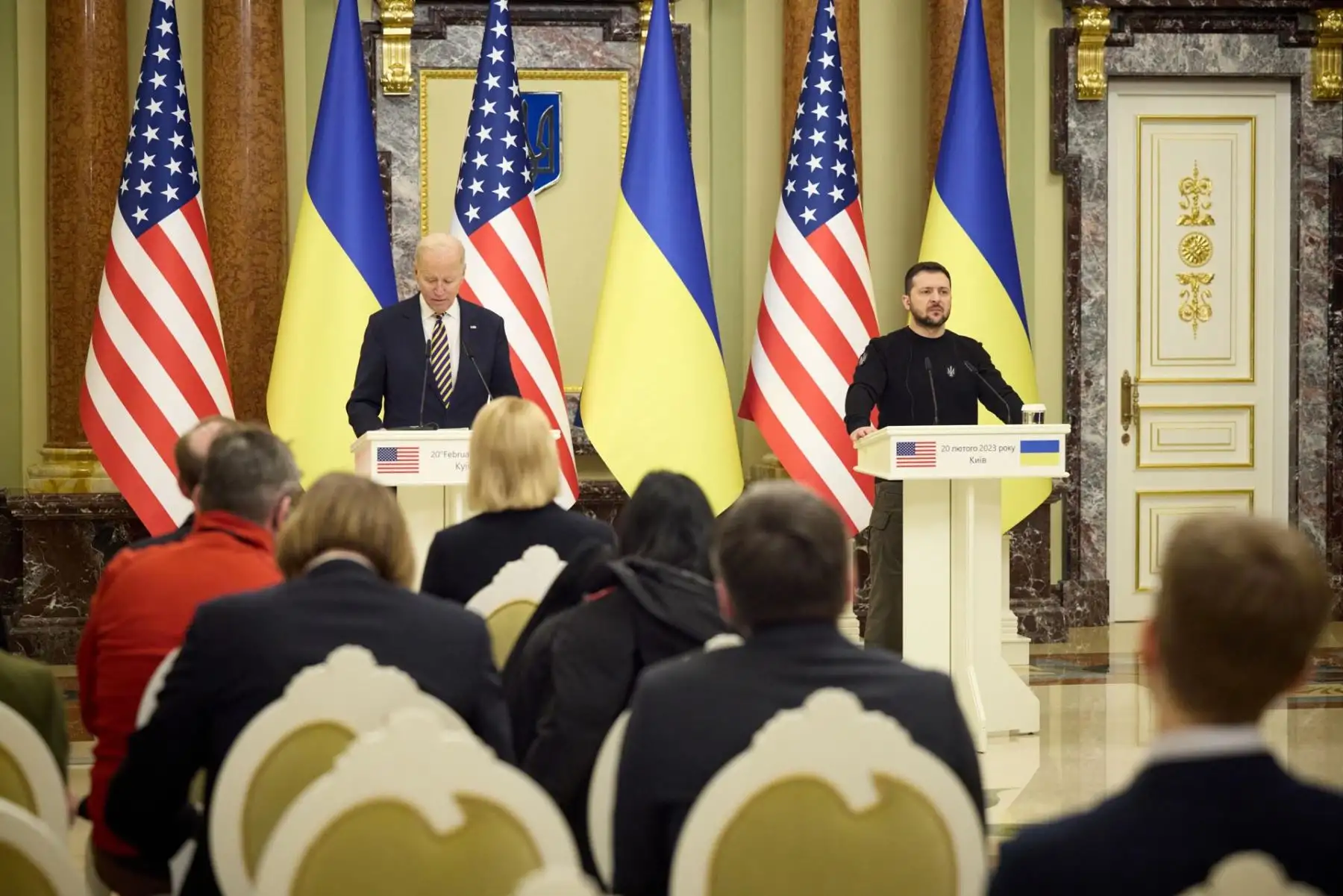 El presidente de Ucrania, Volodymyr Zelensky y el presidente de los Estados Unidos, Joe Biden, celebran una rueda de prensa conjunta en Kiev, Ucrania, en medio de la invasión de Rusia. 
Foto: EFE