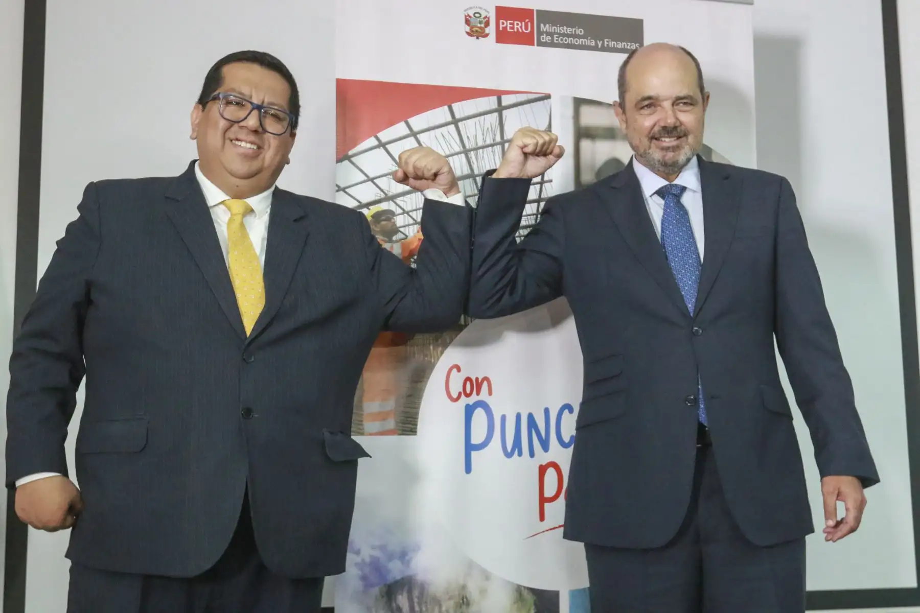 El ministro de Economía y Finanzas, Alex Alonso Contreras Miranda, junto al titular del Mincetur, Luis Fernando Helguero González, brindan conferencia de prensa para presentar el Plan Con Punche Perú Turismo.
Foto: ANDINA/Héctor Vinces