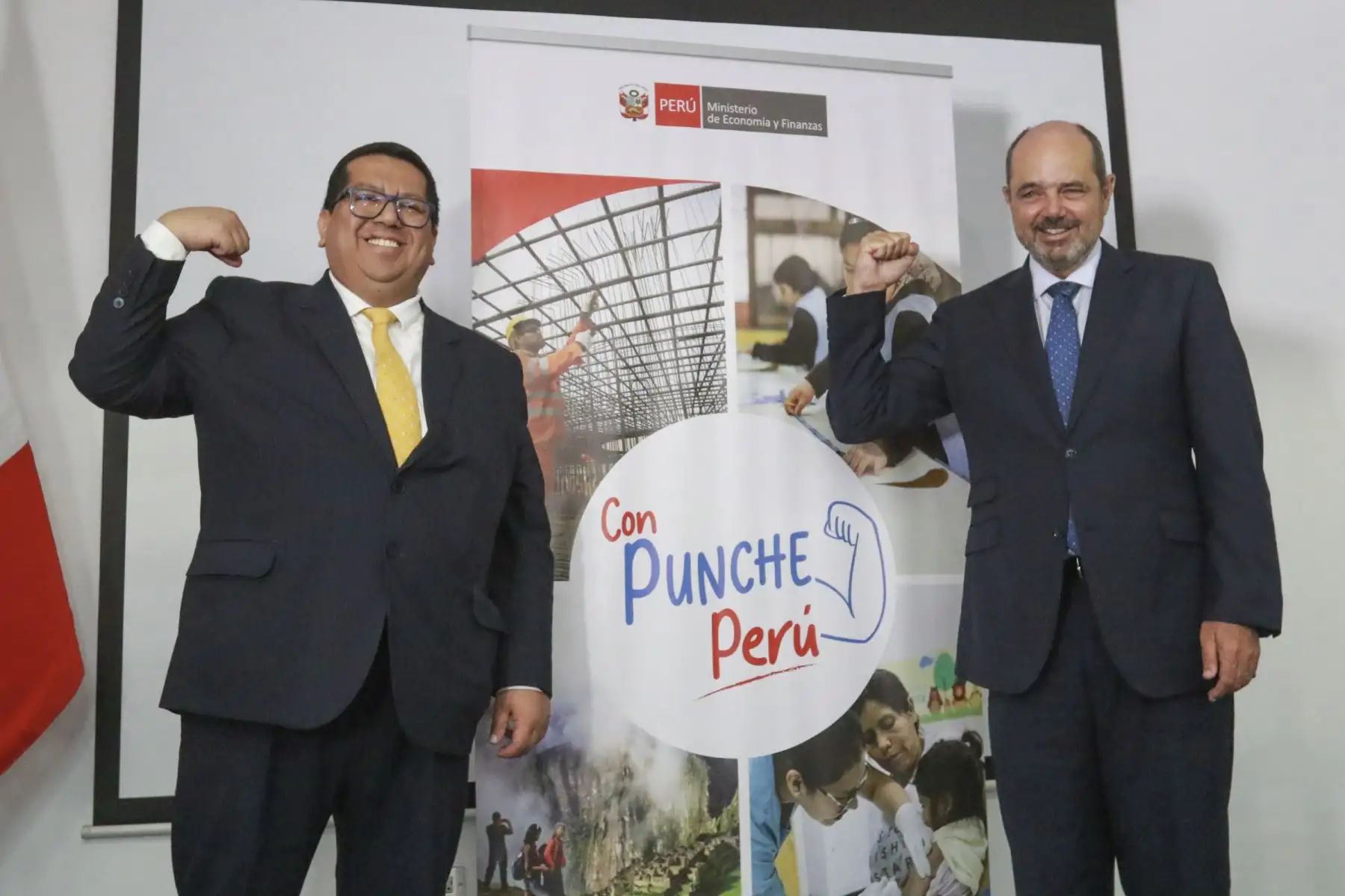 El ministro de Economía y Finanzas, Alex Alonso Contreras Miranda, junto al titular del Mincetur, Luis Fernando Helguero González, brindan conferencia de prensa para presentar el Plan Con Punche Perú Turismo.
Foto: ANDINA/Héctor Vinces