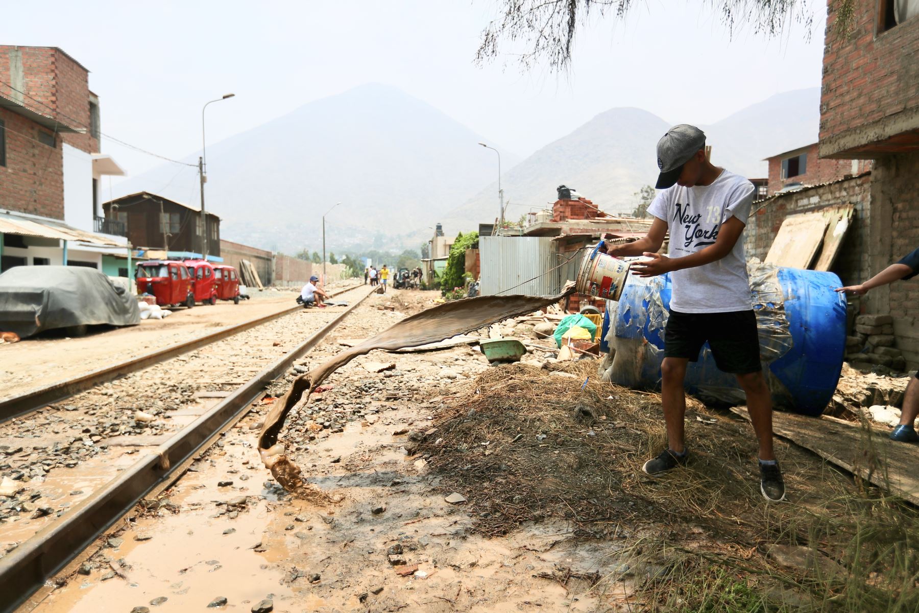 Los vecinos afectados, que serían unas 150 familias según la municipalidad, siguen limpiando hoy dentro y fuera de sus viviendas con ayuda de las autoridades locales. Foto: ANDINA/Ricardo Cuba