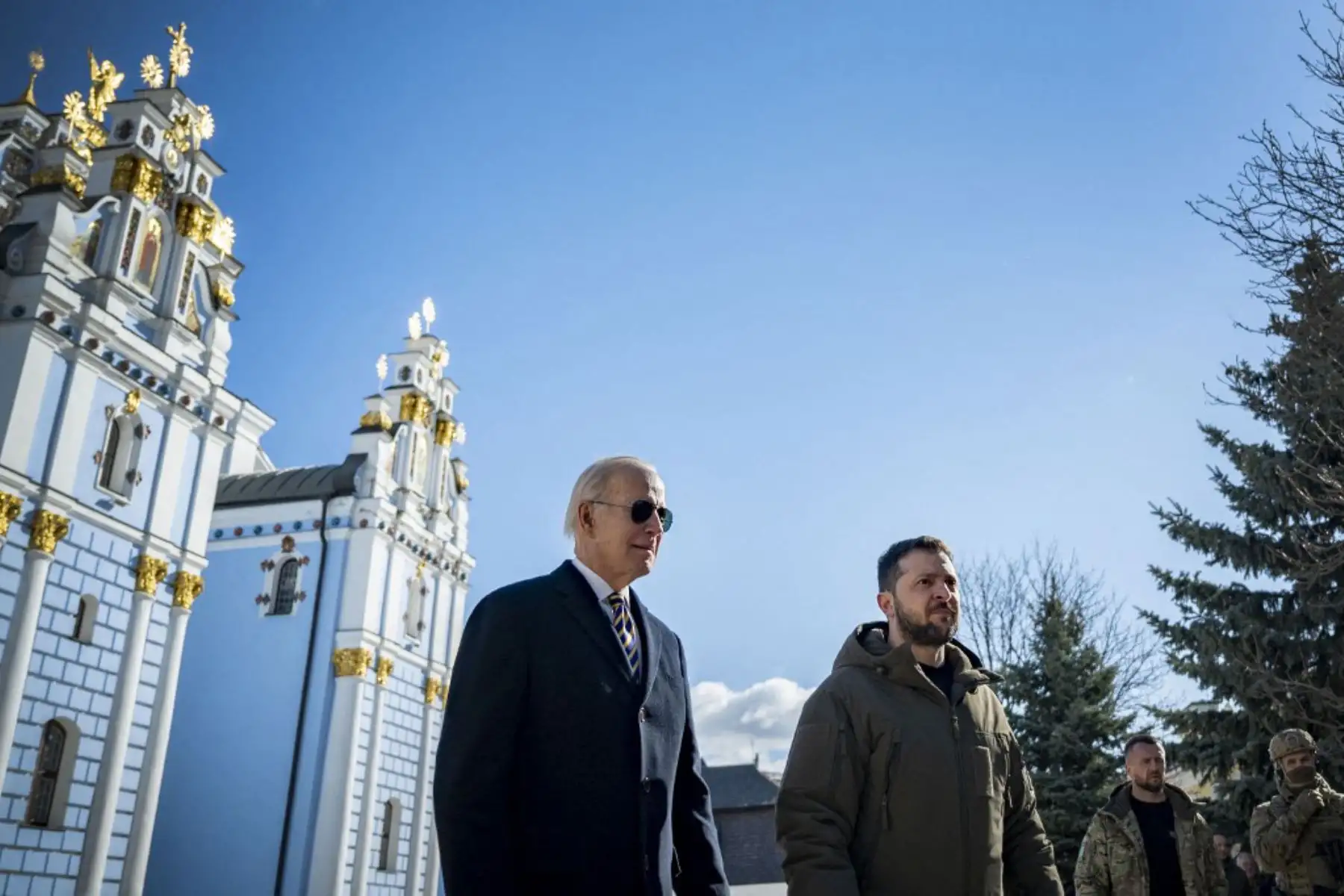 El presidente de los Estados Unidos, Joe Biden , camina junto al presidente de Ucrania, Volodymyr Zelensky , frente a la Catedral de San Miguel en Kiev. Foto: AFP