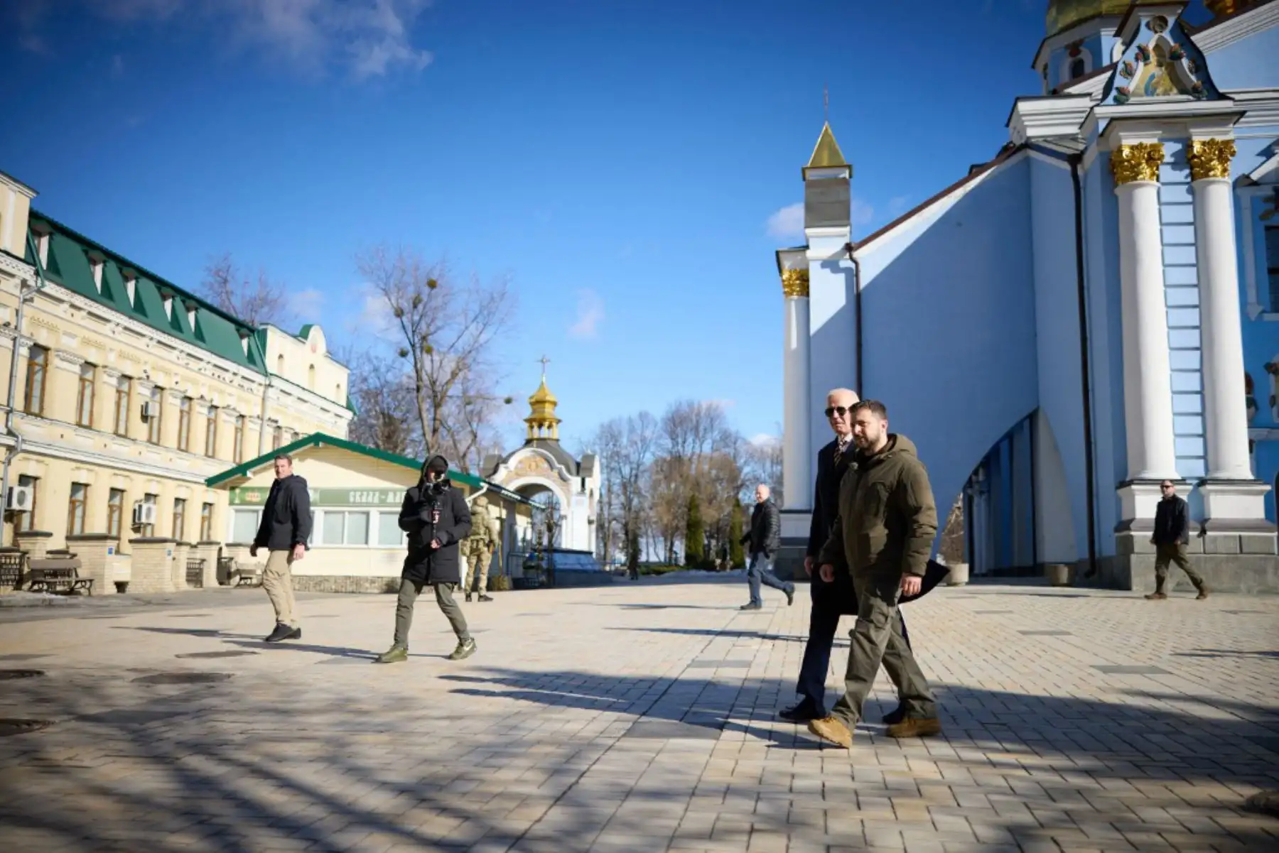 El presidente de los Estados Unidos, Joe Biden , camina junto al presidente de Ucrania, Volodymyr Zelensky , frente a la Catedral de San Miguel en Kiev. Foto: AFP
