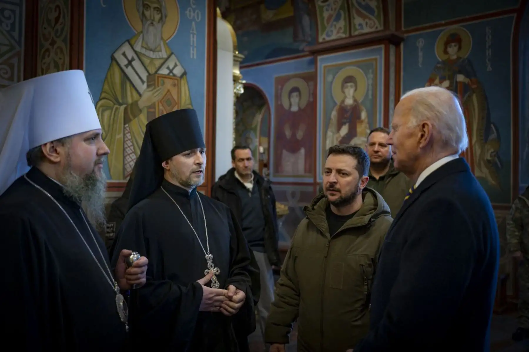 El presidente de los Estados Unidos, Joe Biden , camina junto al presidente de Ucrania, Volodymyr Zelensky , frente a la Catedral de San Miguel en Kiev. Foto: AFP
