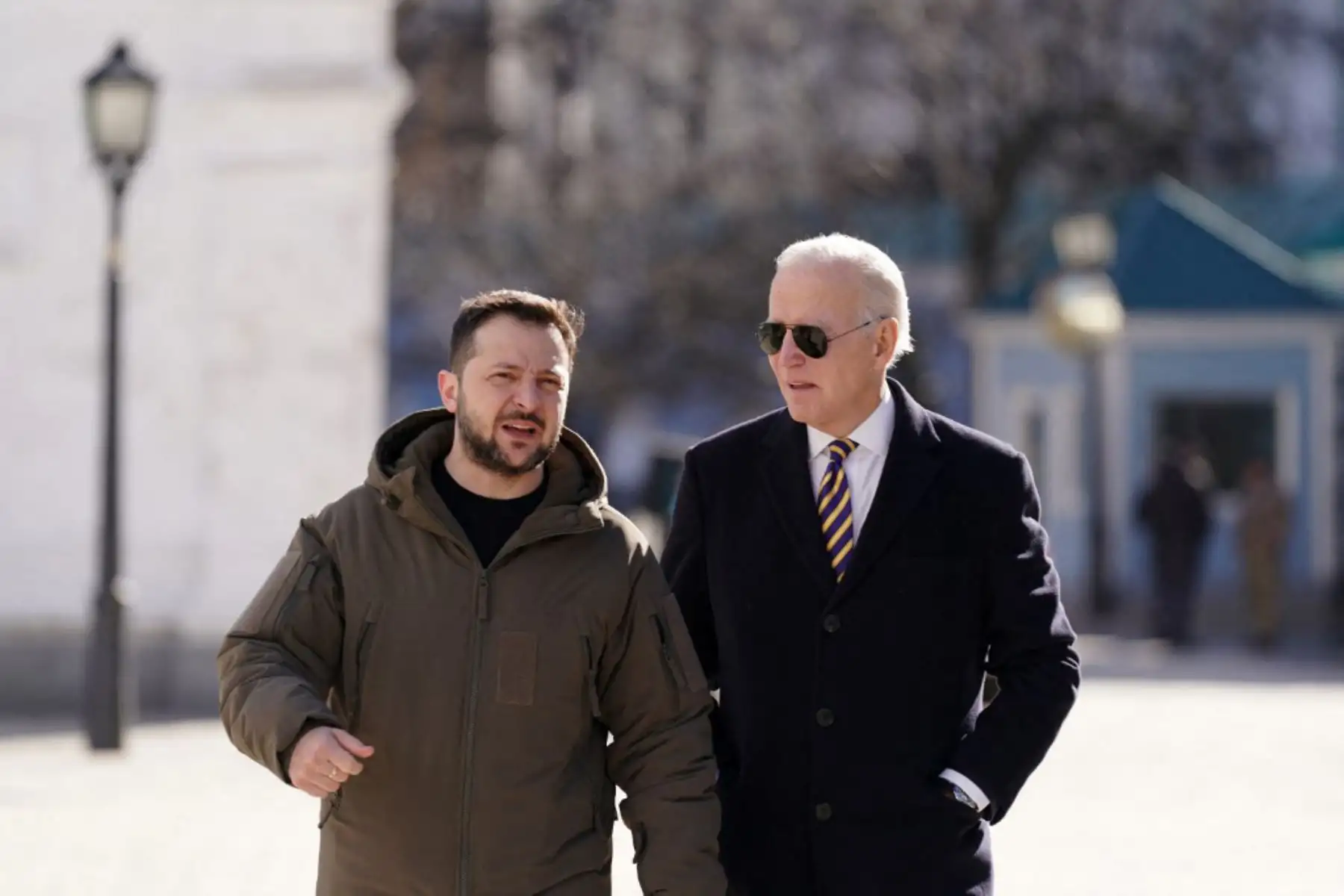 El presidente de los Estados Unidos, Joe Biden , camina junto al presidente de Ucrania, Volodymyr Zelensky , frente a la Catedral de San Miguel en Kiev. Foto: AFP
