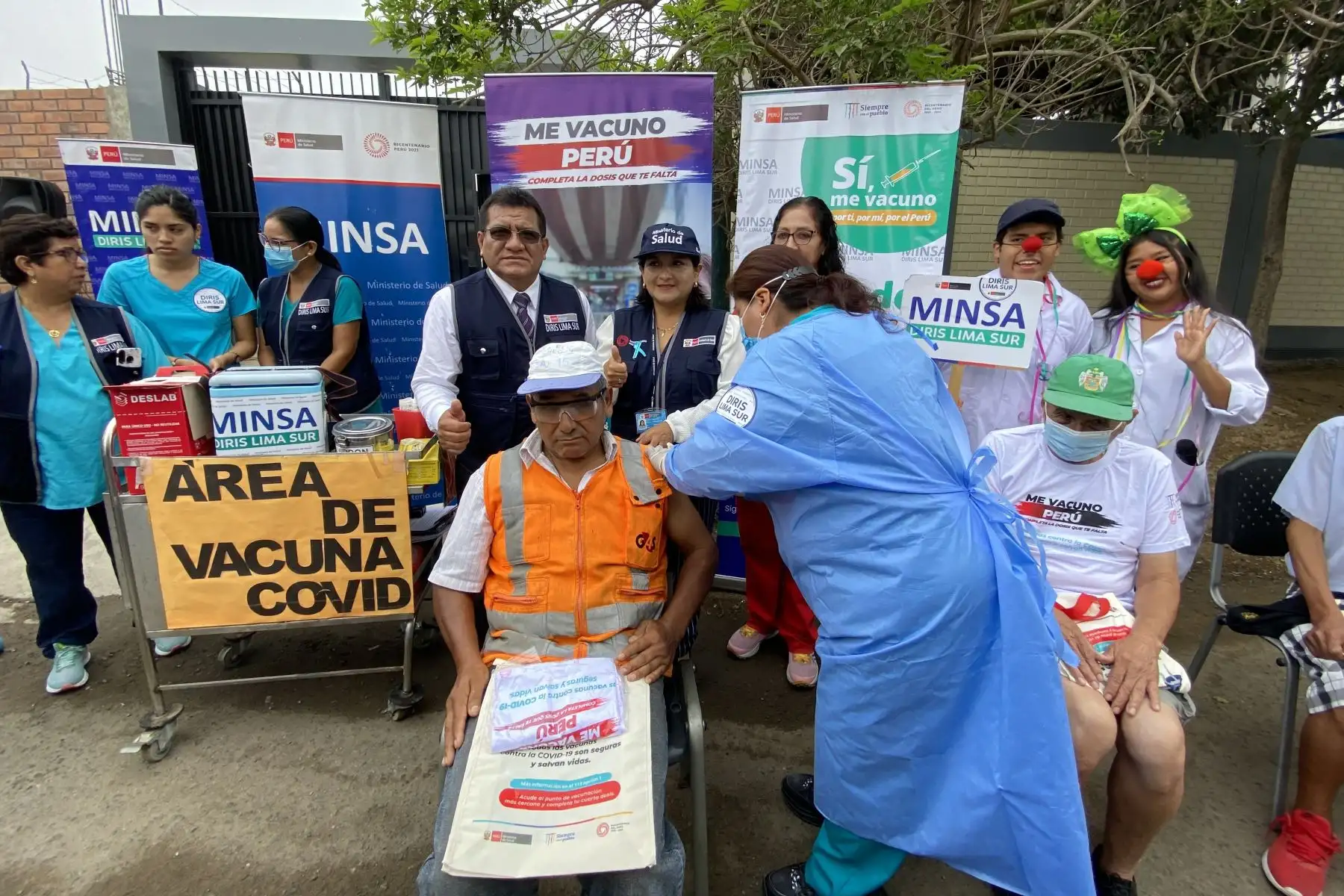 Las brigadas de Diris Lima Sur emplean diferentes estrategias para proteger a la ciudadanía como la vacunación de casa en casa, instalándose en mercados, centros comerciales, playas y brinda atención en 117 establecimientos de salud. 

Foto: ANDINA/Difusión