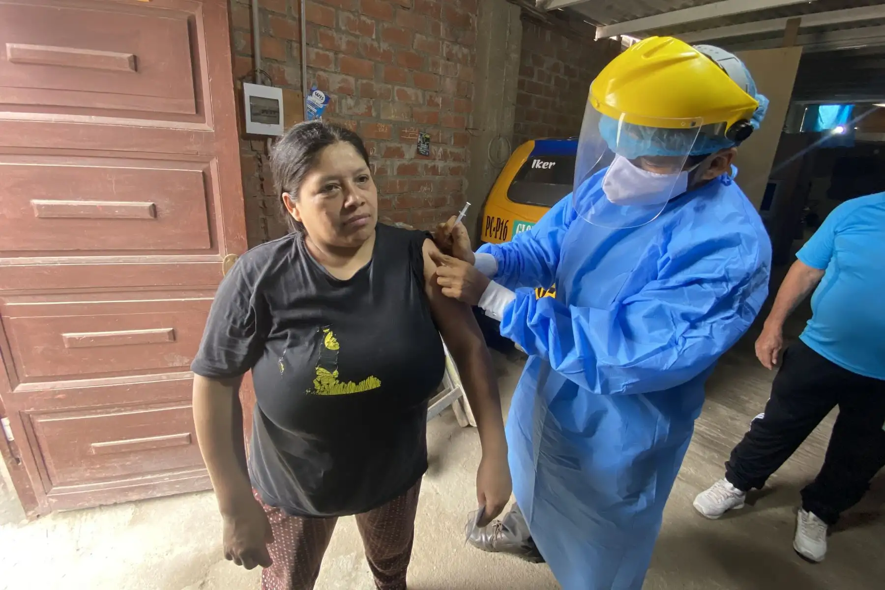 Las brigadas de Diris Lima Sur emplean diferentes estrategias para proteger a la ciudadanía como la vacunación de casa en casa, instalándose en mercados, centros comerciales, playas y brinda atención en 117 establecimientos de salud.  Foto: Minsa