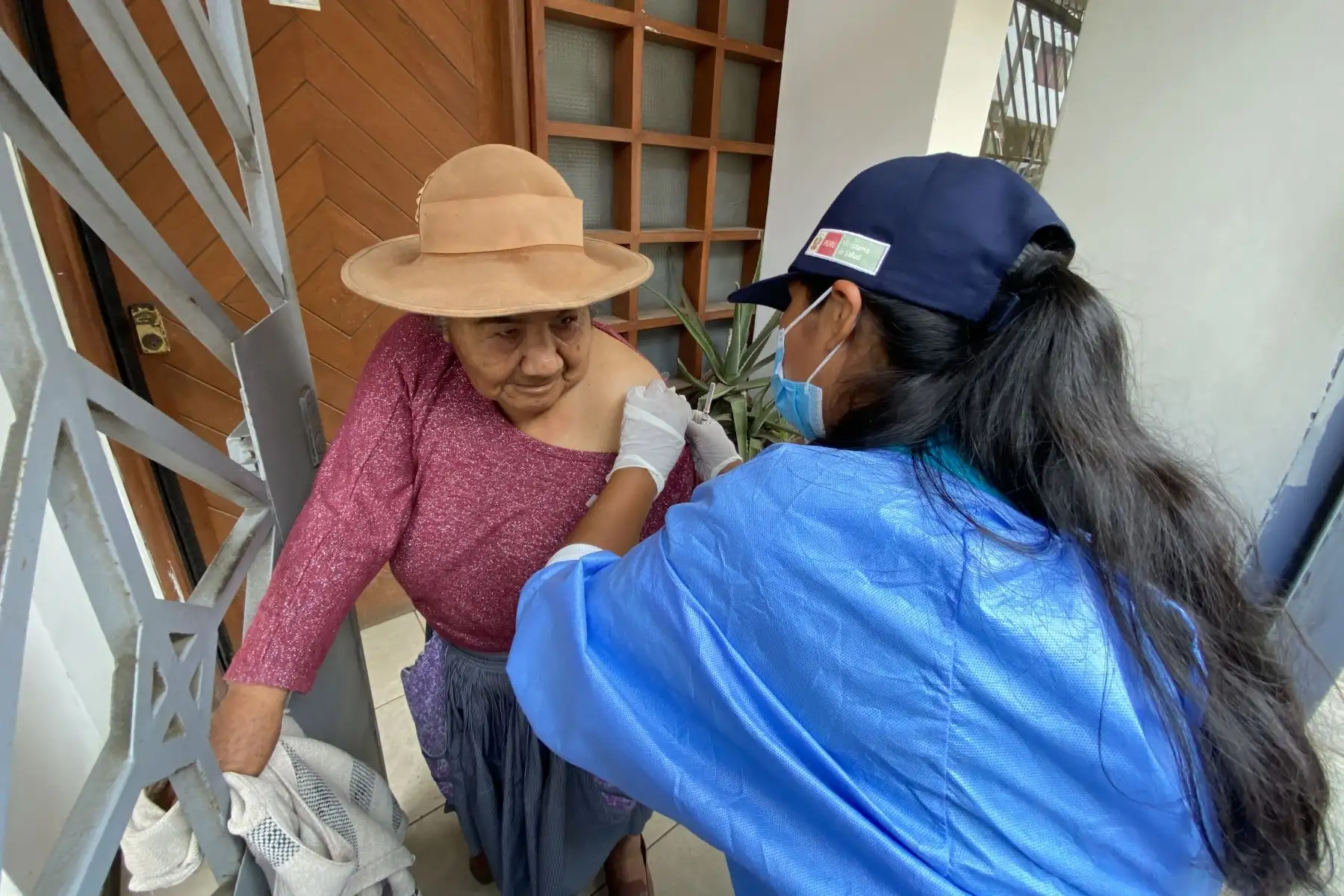 Las brigadas de Diris Lima Sur emplean diferentes estrategias para proteger a la ciudadanía como la vacunación de casa en casa, instalándose en mercados, centros comerciales, playas y brinda atención en 117 establecimientos de salud.  Foto: Minsa