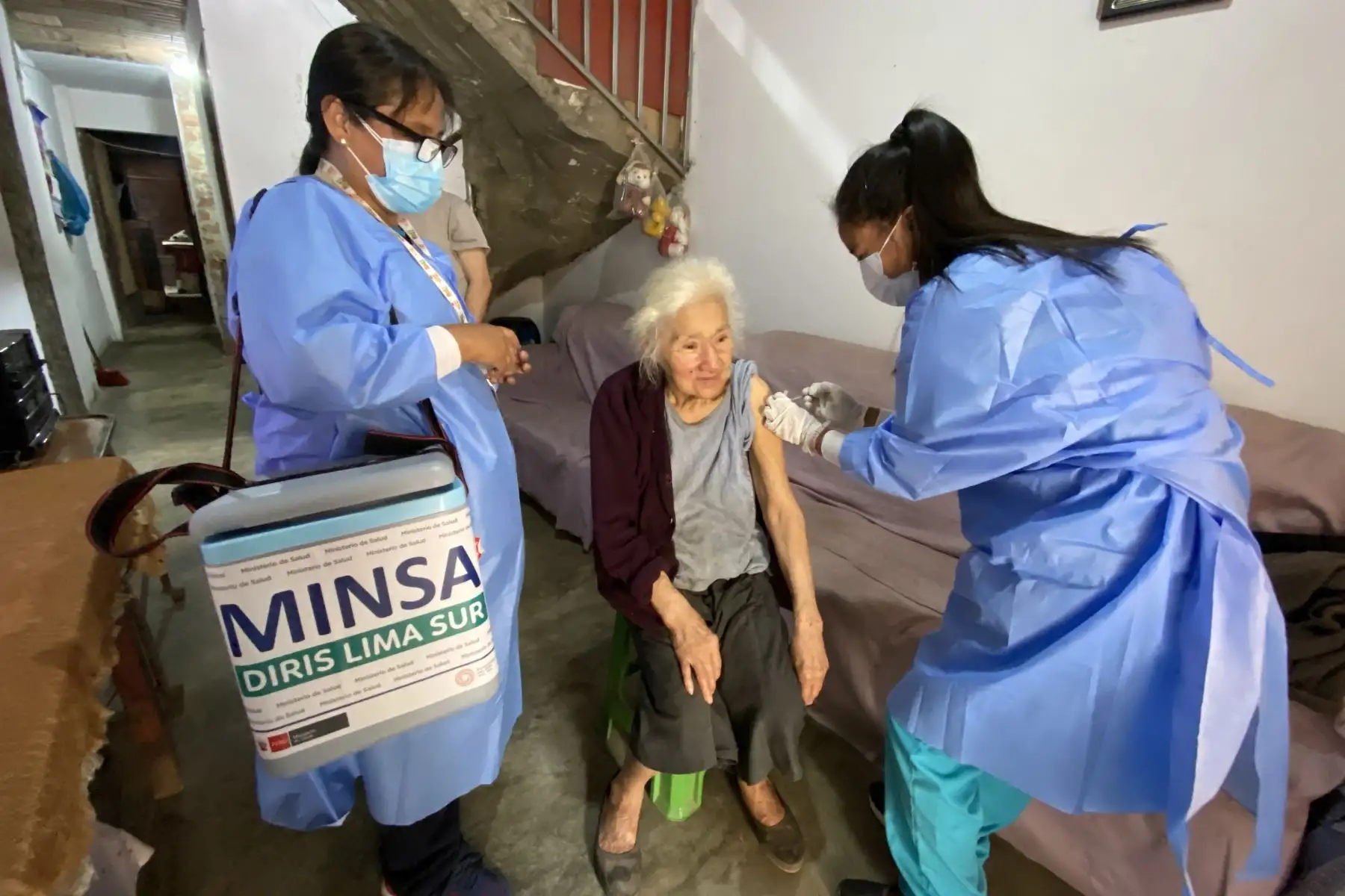 Las brigadas de Diris Lima Sur emplean diferentes estrategias para proteger a la ciudadanía como la vacunación de casa en casa, instalándose en mercados, centros comerciales, playas y brinda atención en 117 establecimientos de salud.  Foto: Minsa