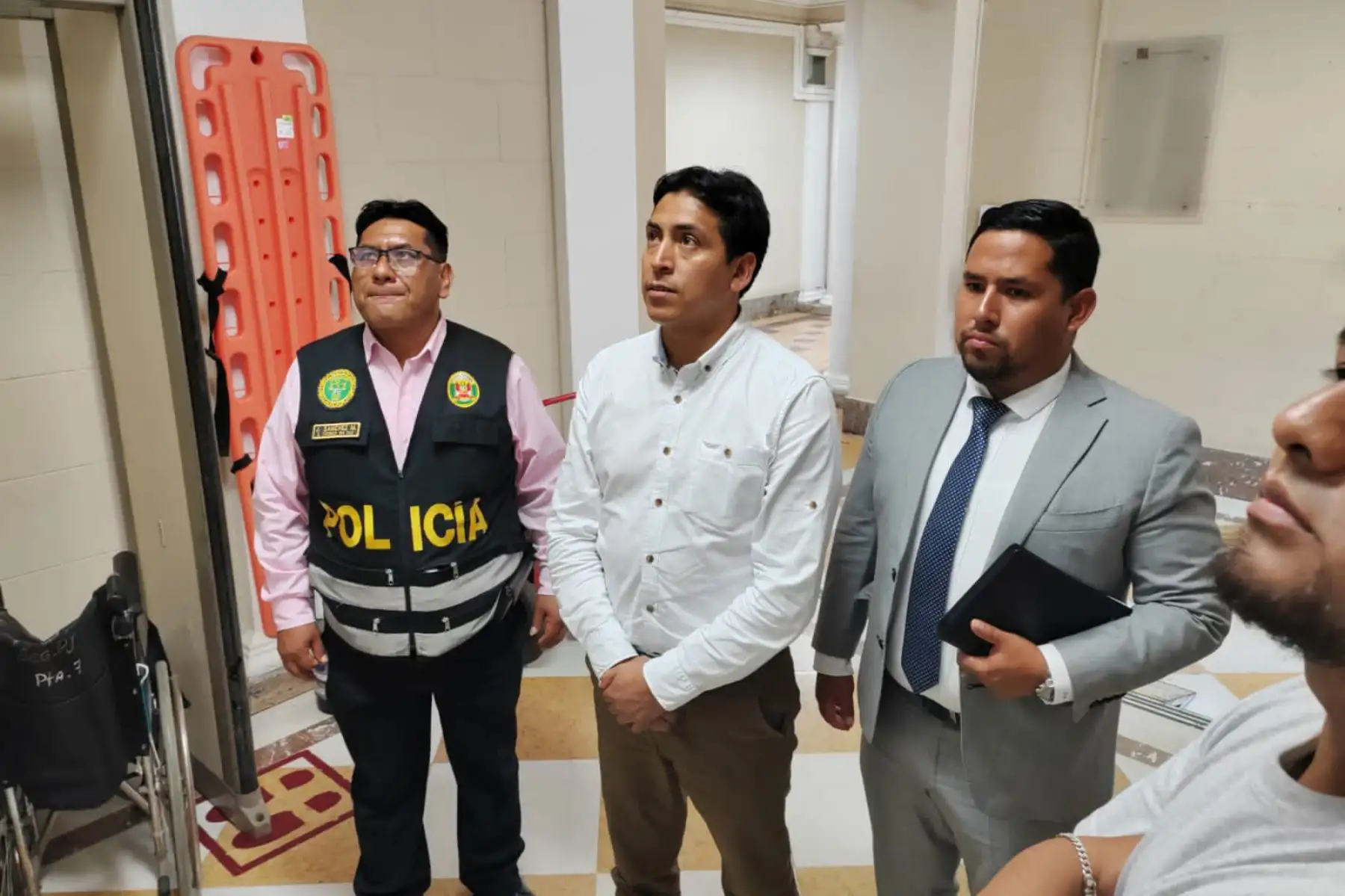 El excongresista Freddy Díaz Monago, investigado por el presunto delito de violación sexual de persona en estado de inconsciencia, se entregó hoy ante el Juzgado Supremo de Investigación Preparatoria, para cumplir una medida de prisión preventiva por nueve meses.  Foto: Poder Judicial