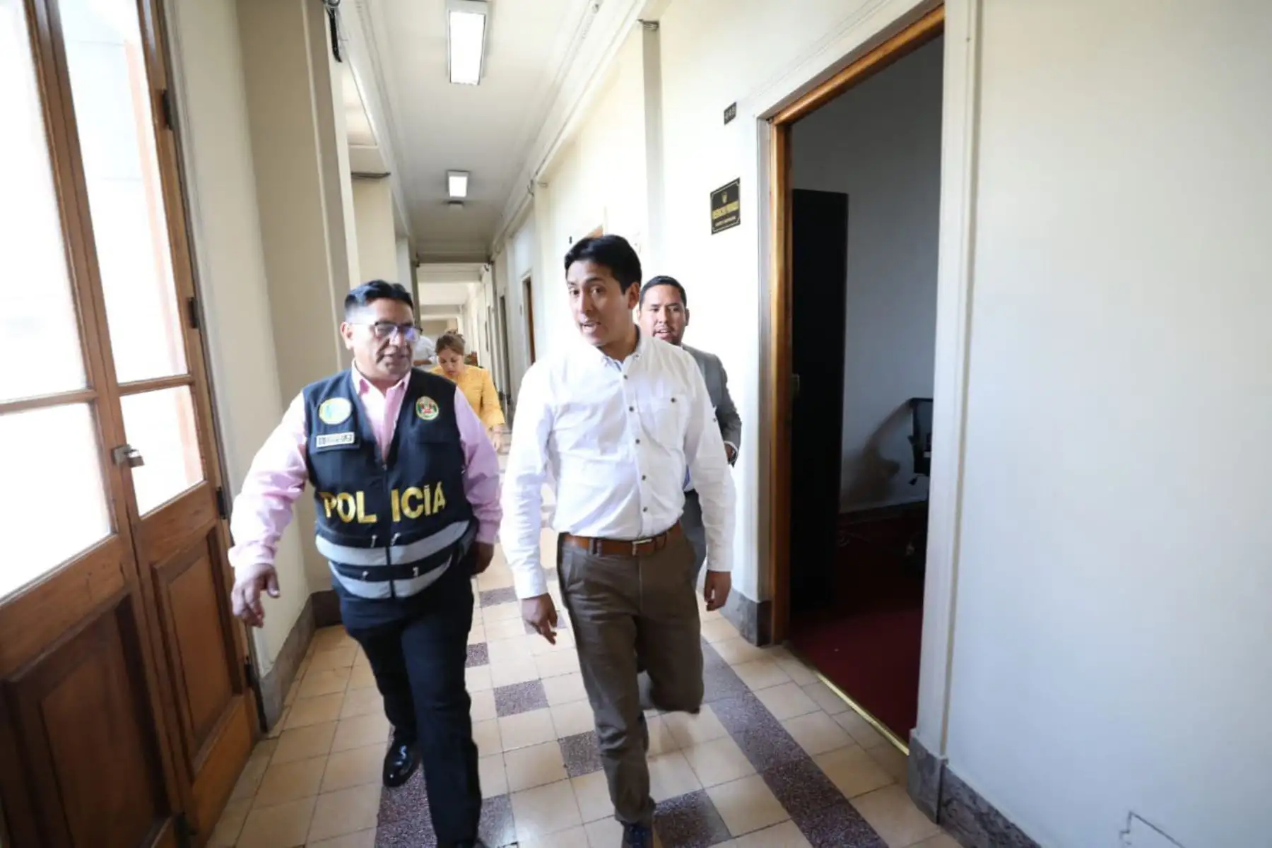 El excongresista Freddy Díaz Monago, investigado por el presunto delito de violación sexual de persona en estado de inconsciencia, se entregó hoy ante el Juzgado Supremo de Investigación Preparatoria, para cumplir una medida de prisión preventiva por nueve meses. Foto: Poder Judicial