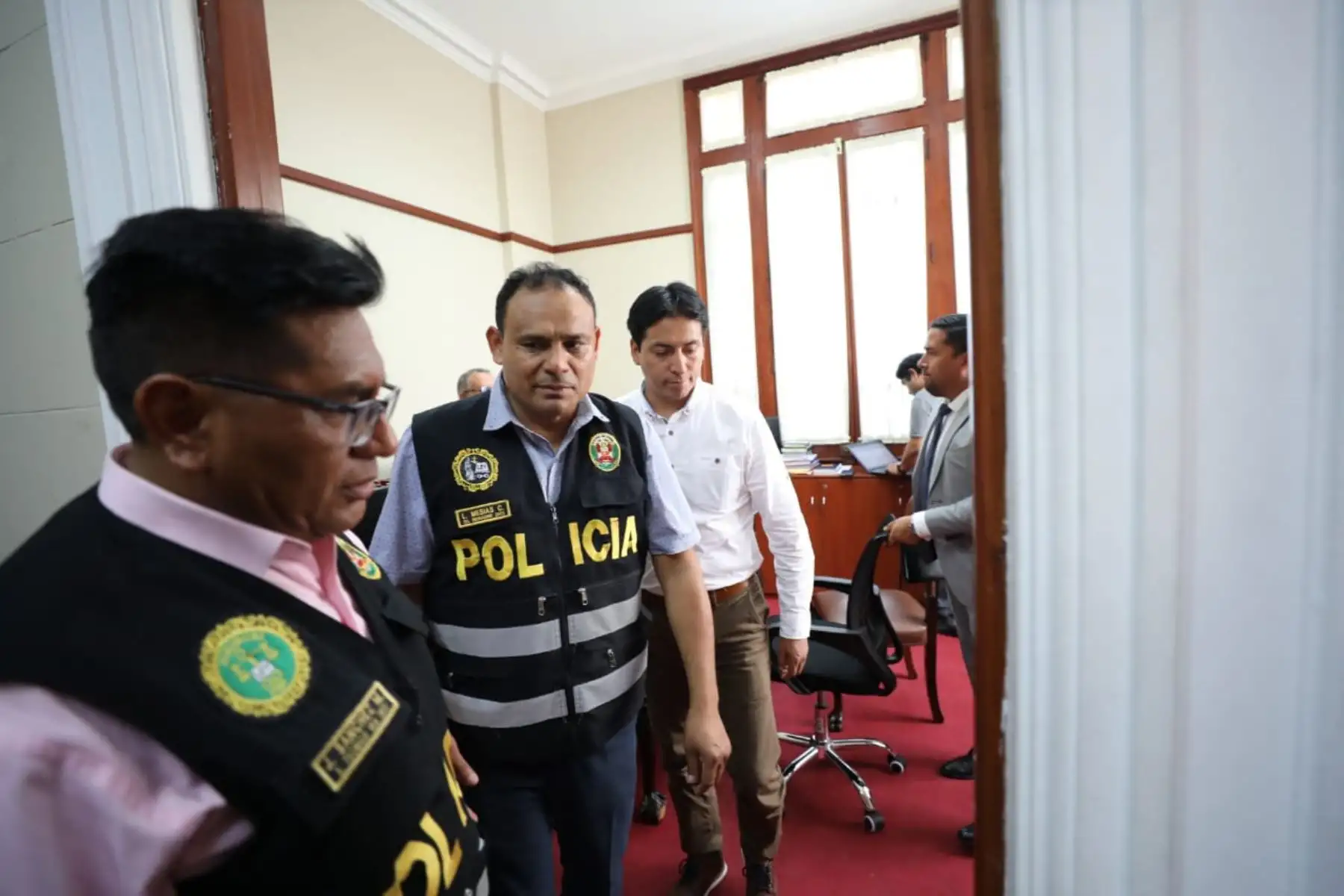 El excongresista Freddy Díaz Monago, investigado por el presunto delito de violación sexual de persona en estado de inconsciencia, se entregó hoy ante el Juzgado Supremo de Investigación Preparatoria, para cumplir una medida de prisión preventiva por nueve meses. Foto: Poder Judicial