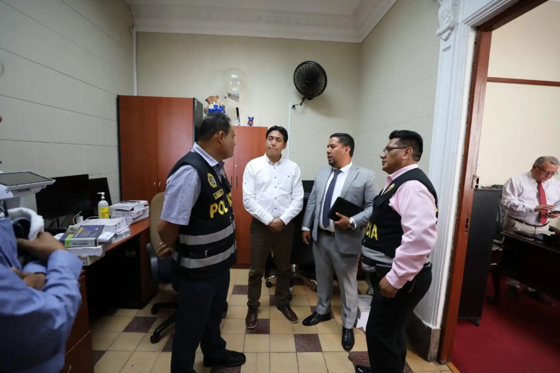 El excongresista Freddy Díaz Monago, investigado por el presunto delito de violación sexual de persona en estado de inconsciencia, se entregó hoy ante el Juzgado Supremo de Investigación Preparatoria, para cumplir una medida de prisión preventiva por nueve meses. Foto: Poder Judicial