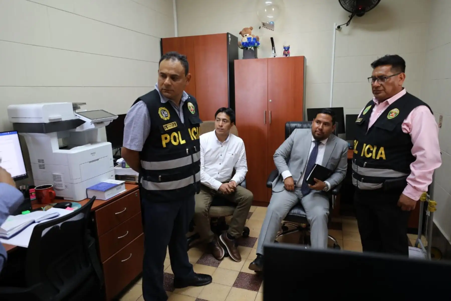 El excongresista Freddy Díaz Monago, investigado por el presunto delito de violación sexual de persona en estado de inconsciencia, se entregó hoy ante el Juzgado Supremo de Investigación Preparatoria, para cumplir una medida de prisión preventiva por nueve meses. Foto: Poder Judicial