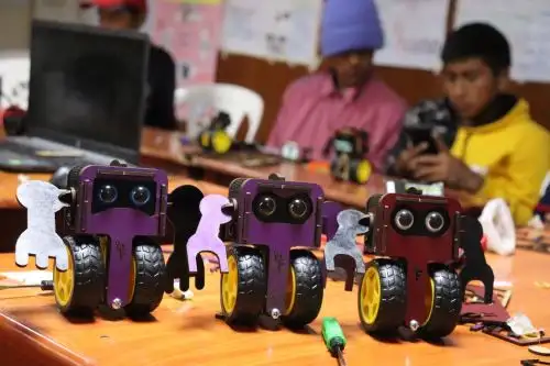 Este trabajo articulado permitió que más del 90 % de los alumnos se interesen por la robótica y la fabricación digital tras construir sus robots personalizados y ecoamigables. Foto: Programa Nacional PAIS