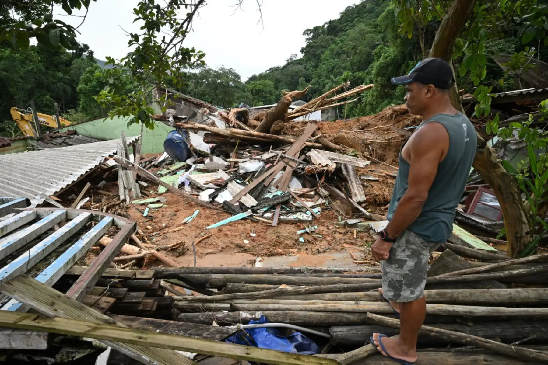 Residentes miran una calle cubierta de lodo después de que las lluvias torrenciales causaran inundaciones y deslizamientos de tierra en el distrito de Juquehy en Sao Sebastiao, estado de Sao Paulo, Brasil. Foto: AFP