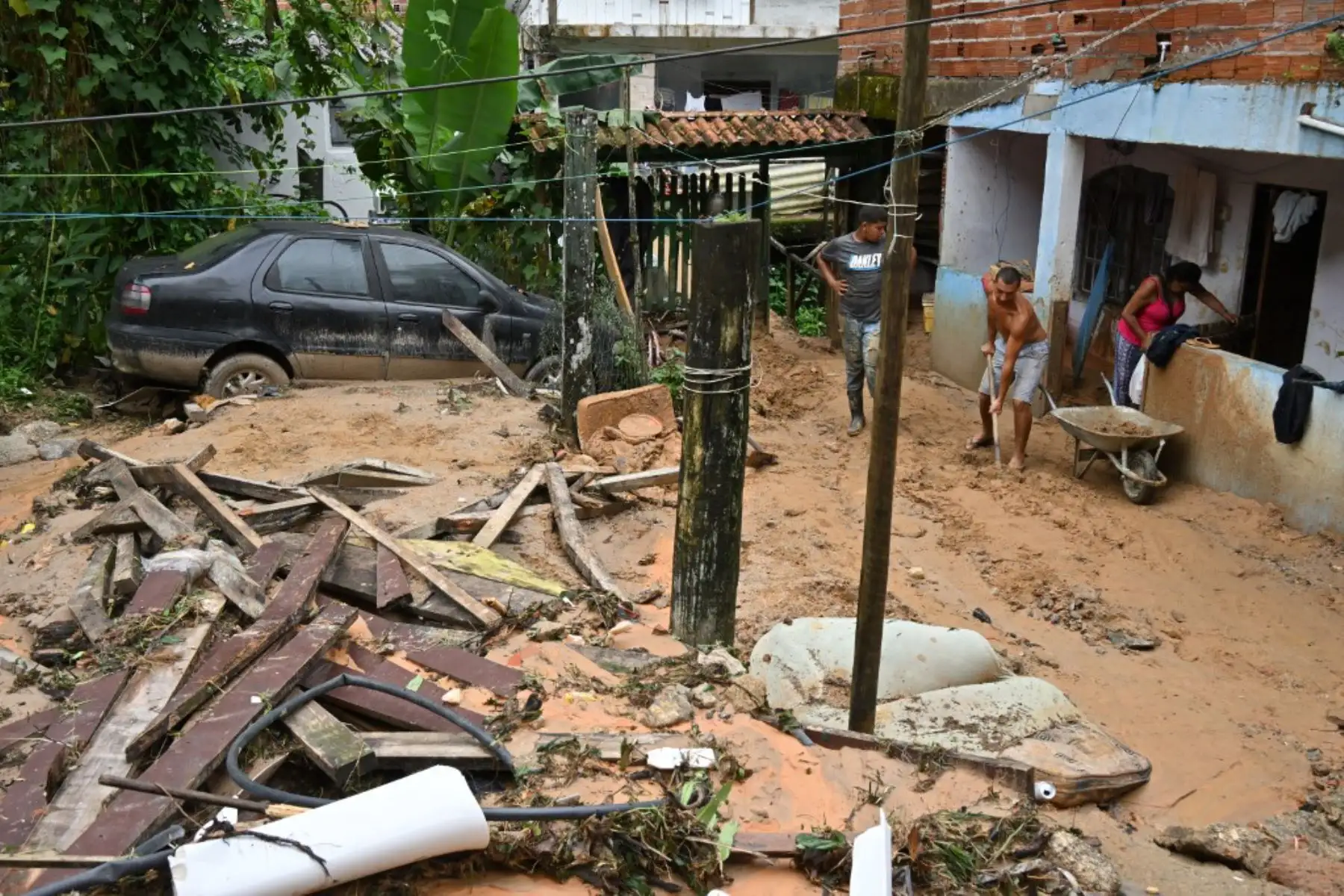 Residentes miran una calle cubierta de lodo después de que las lluvias torrenciales causaran inundaciones y deslizamientos de tierra en el distrito de Juquehy en Sao Sebastiao, estado de Sao Paulo, Brasil. Foto: AFP
