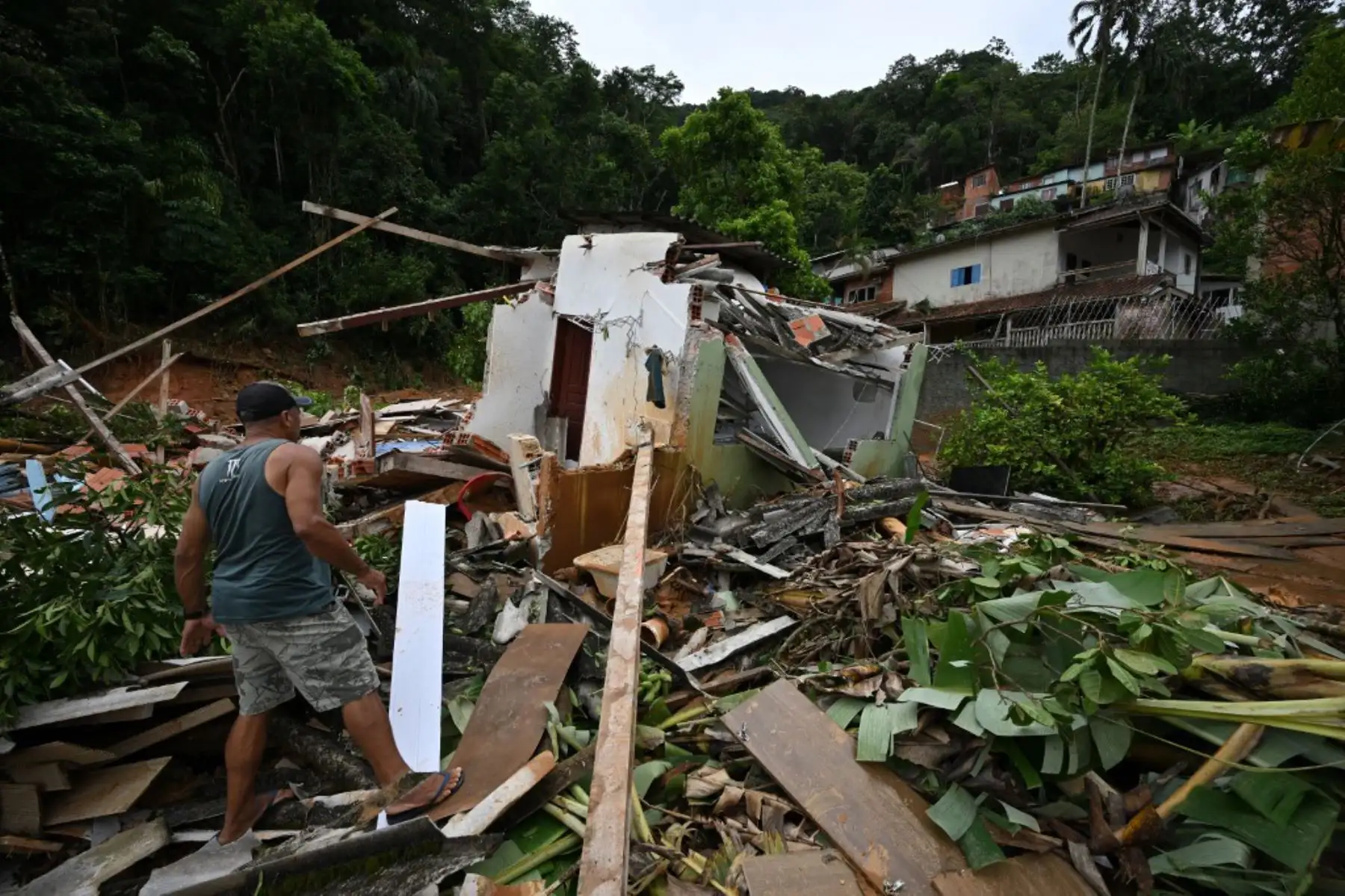Residentes miran una calle cubierta de lodo después de que las lluvias torrenciales causaran inundaciones y deslizamientos de tierra en el distrito de Juquehy en Sao Sebastiao, estado de Sao Paulo, Brasil. Foto: AFP