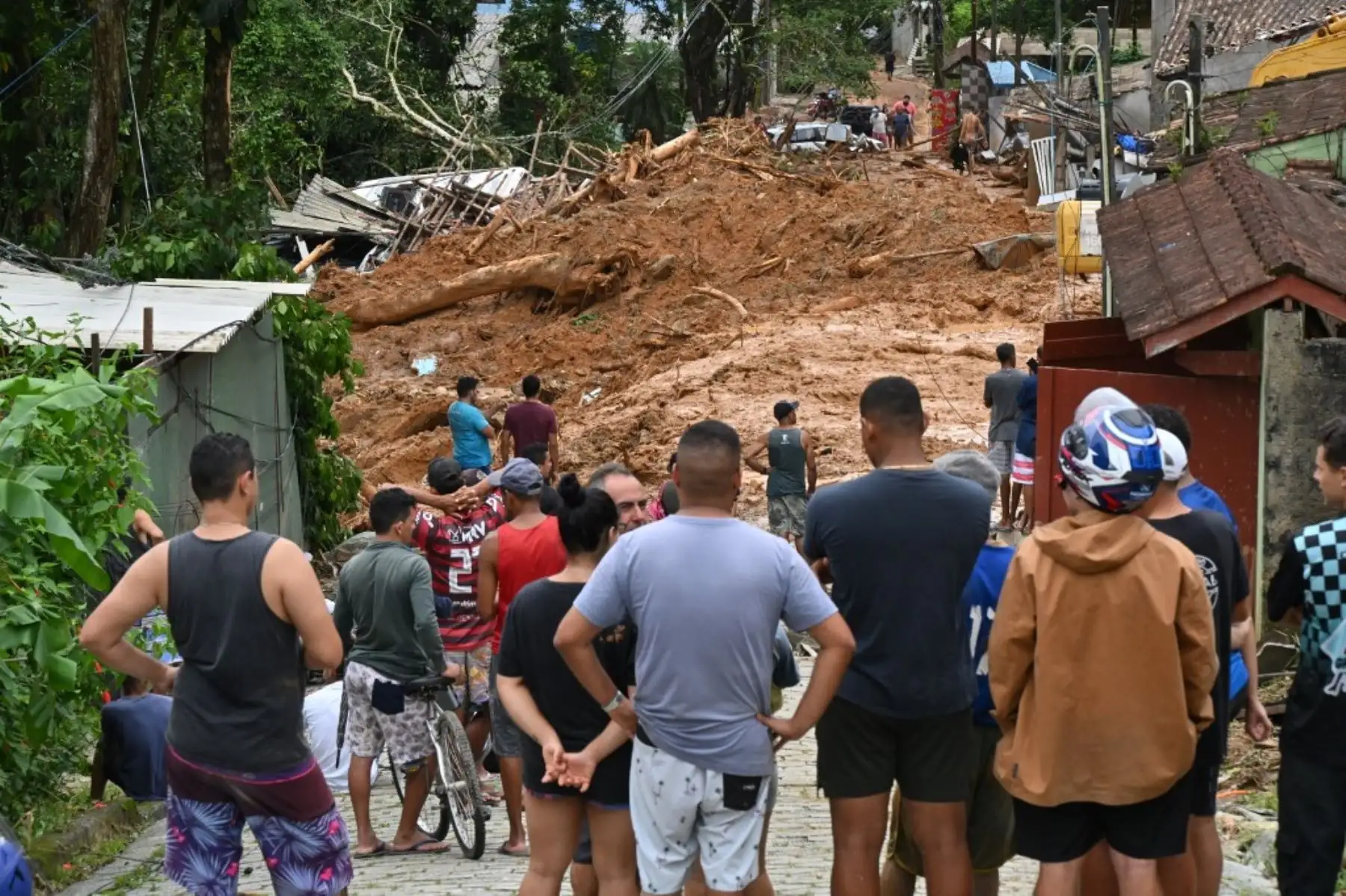 Residentes miran una calle cubierta de lodo después de que las lluvias torrenciales causaran inundaciones y deslizamientos de tierra en el distrito de Juquehy en Sao Sebastiao, estado de Sao Paulo, Brasil. Foto: AFP