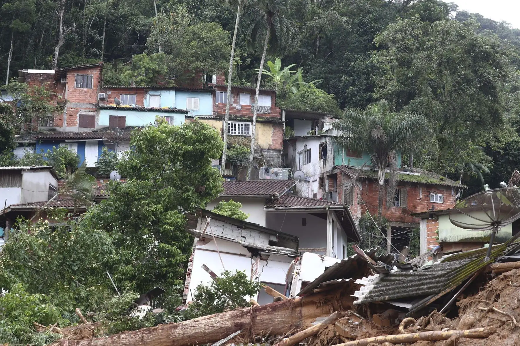 Las autoridades brasileñas continúan este lunes las labores de búsqueda de al menos 40 personas tras el fuerte temporal de lluvias que azotó el litoral del estado de Sao Paulo el fin de semana y que deja hasta el momento 36 fallecidos. Foto: EFE