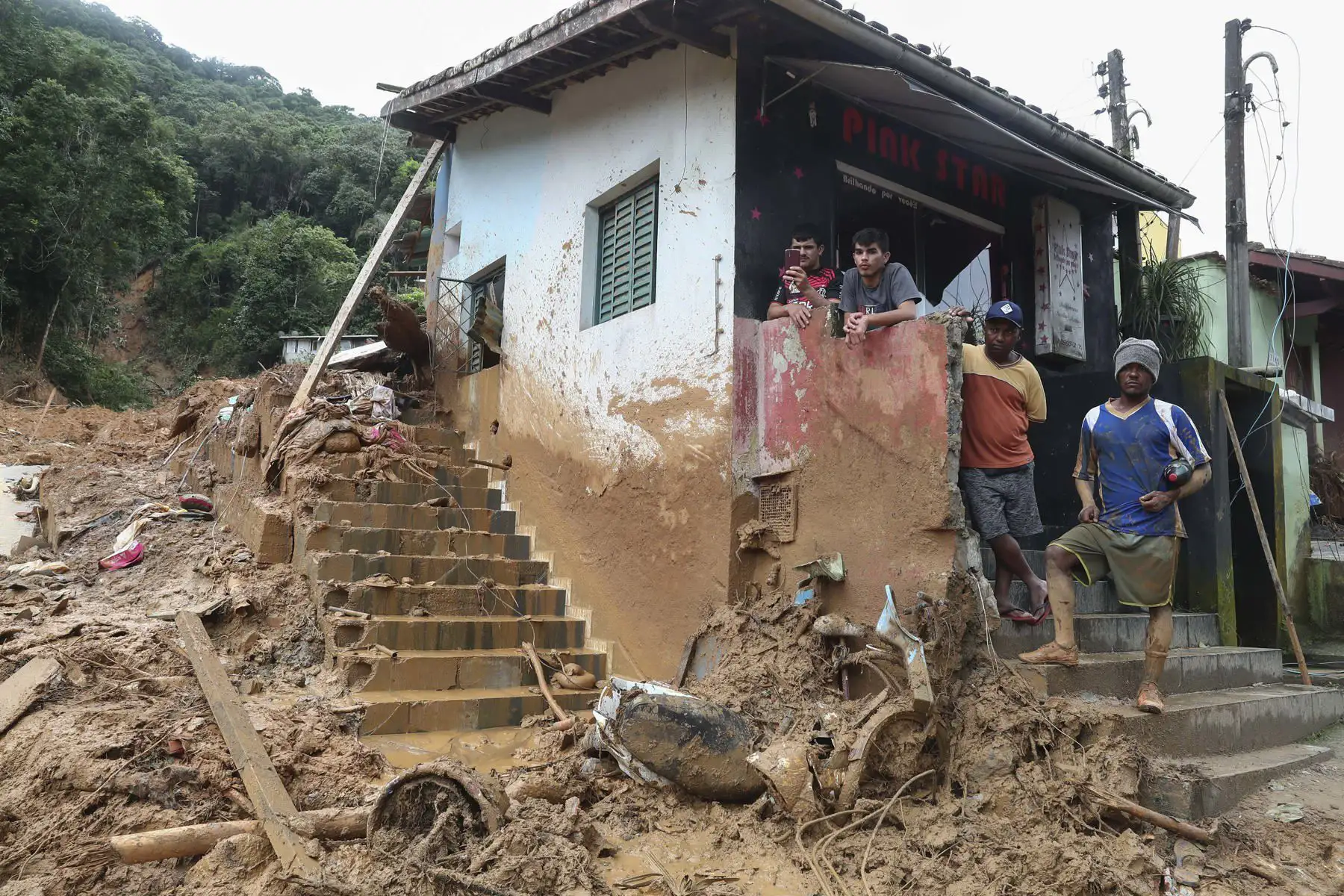 Las autoridades brasileñas continúan este lunes las labores de búsqueda de al menos 40 personas tras el fuerte temporal de lluvias que azotó el litoral del estado de Sao Paulo el fin de semana y que deja hasta el momento 36 fallecidos. Foto: EFE