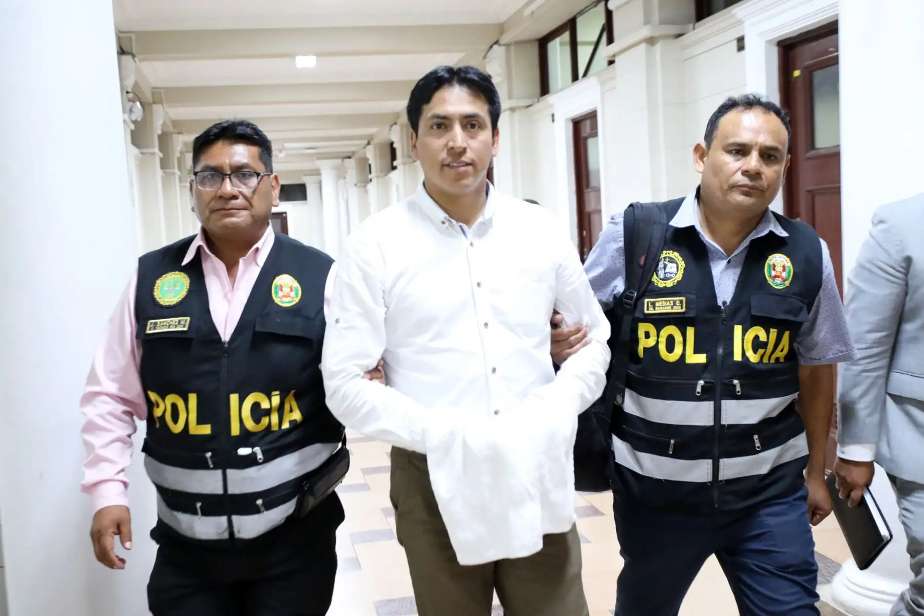 El excongresista Freddy Díaz Monago, investigado por el presunto delito de violación sexual de persona en estado de inconsciencia, se entregó hoy ante el Juzgado Supremo de Investigación Preparatoria, para cumplir una medida de prisión preventiva por nueve meses. Foto: Poder Judicial