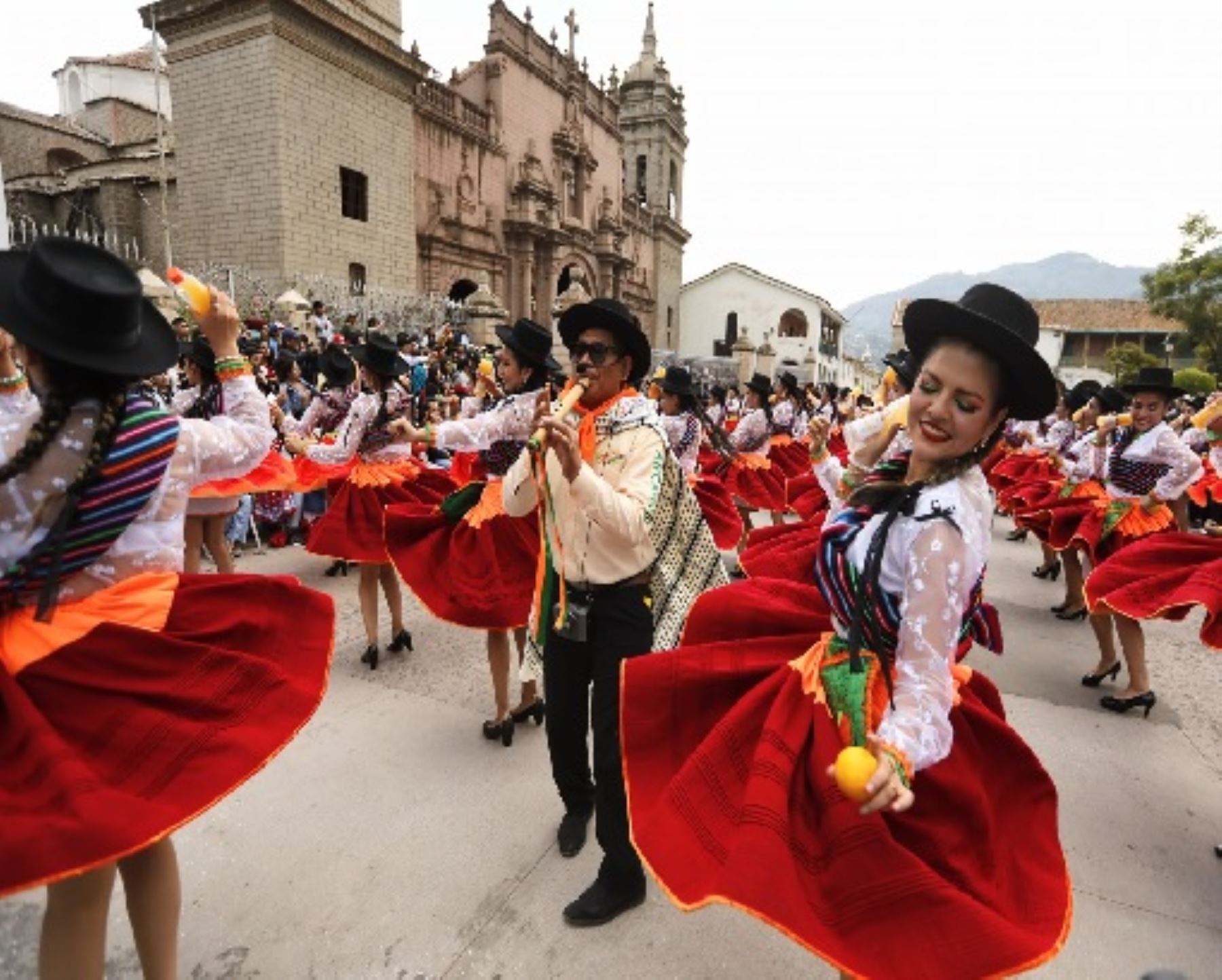 Turistas nacionales y extranjeros disfrutan de un colorido espectáculo que derrocha ritmo y alegría.
