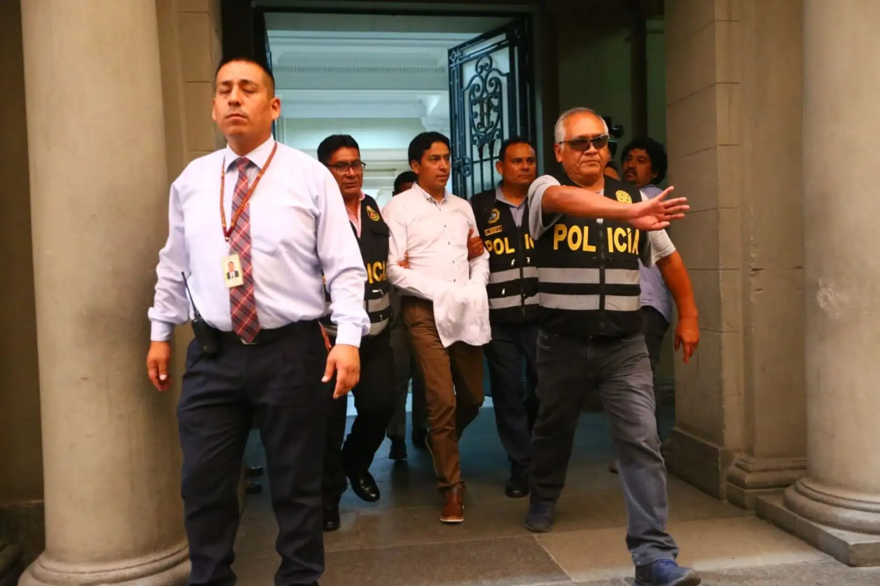 El excongresista Freddy Díaz Monago, investigado por el presunto delito de violación sexual de persona en estado de inconsciencia, se entregó hoy ante el Juzgado Supremo de Investigación Preparatoria, para cumplir una medida de prisión preventiva por nueve meses. Foto: ANDINA/ Eddy Ramos