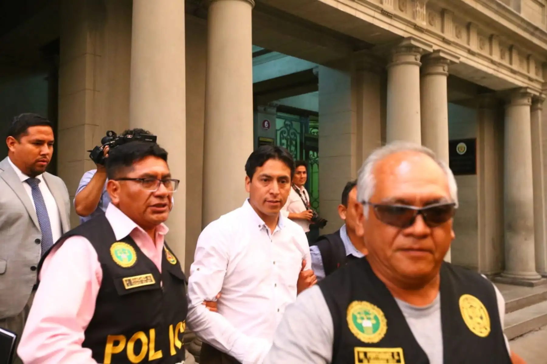 El excongresista Freddy Díaz Monago, investigado por el presunto delito de violación sexual de persona en estado de inconsciencia, se entregó hoy ante el Juzgado Supremo de Investigación Preparatoria, para cumplir una medida de prisión preventiva por nueve meses. Foto: ANDINA/ Eddy Ramos