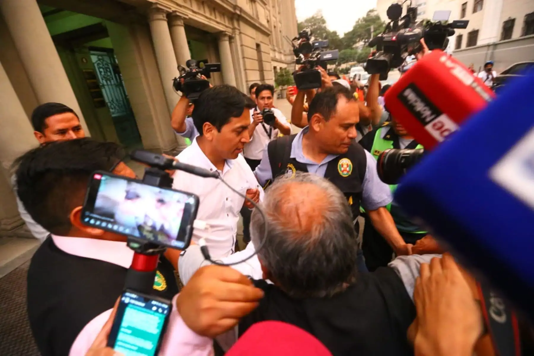 El excongresista Freddy Díaz Monago, investigado por el presunto delito de violación sexual de persona en estado de inconsciencia, se entregó hoy ante el Juzgado Supremo de Investigación Preparatoria, para cumplir una medida de prisión preventiva por nueve meses. Foto: ANDINA/ Eddy Ramos