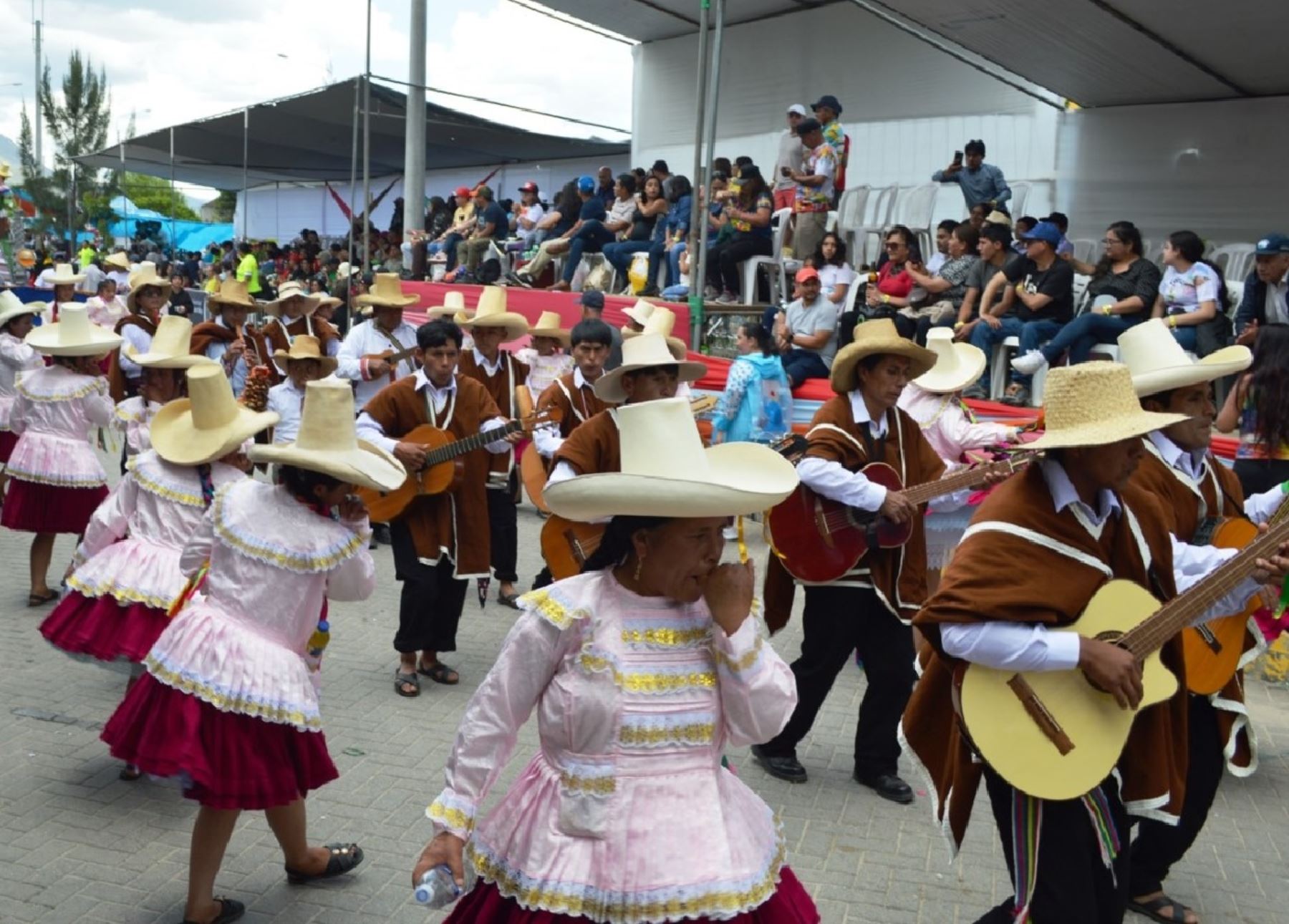 El colorido corso del tradicional carnaval de Cajamarca fue disfrutado por miles de pobladores y turistas que acompañaron a las delegaciones participantes. Foto: Eduard Lozano.