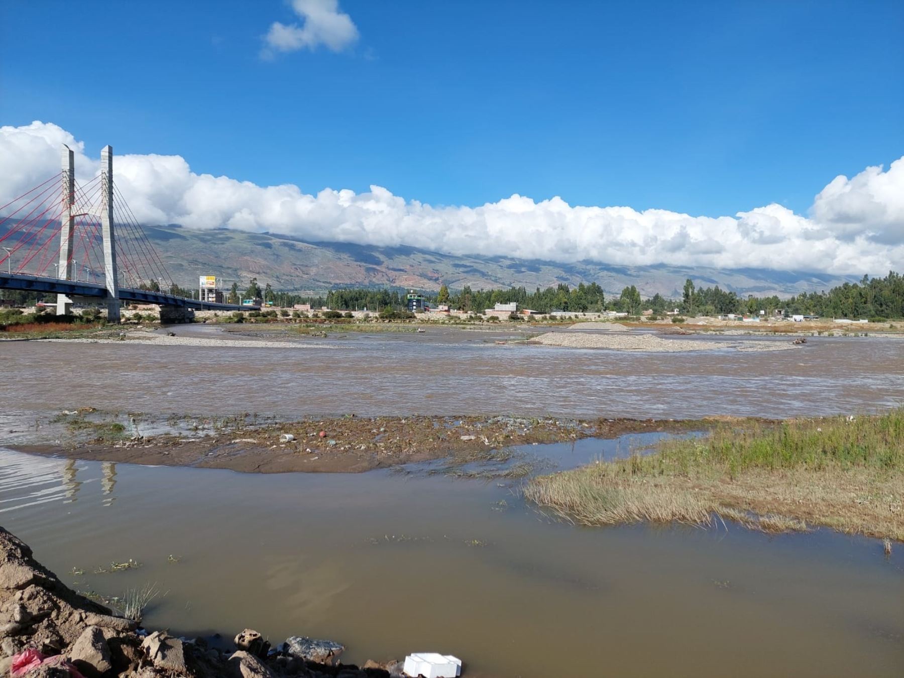El Mantaro es uno de los cuatro ríos de Junín que ha aumentado peligrosamente su caudal poniendo en peligro a diversas localidades de las provincias de Huancayo, Jauja y Concepción. Foto: Pedro Tinoco.