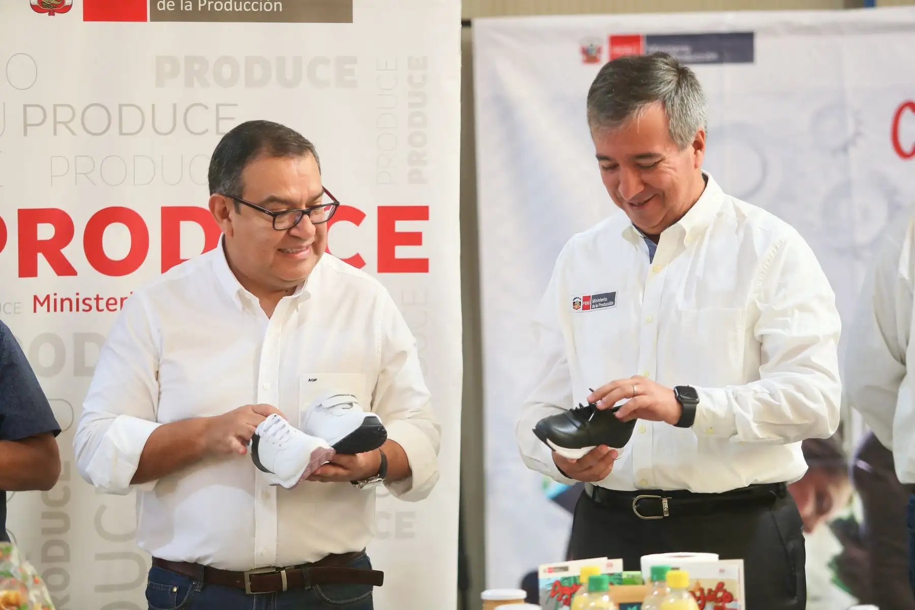 El titular de la PCM, Alberto Otárola, y de Producción, Raúl Pérez Reyes, presentaron diversos productos innovadores elaborados en diferentes regiones.

Foto: ANDINA/Ricardo Cuba