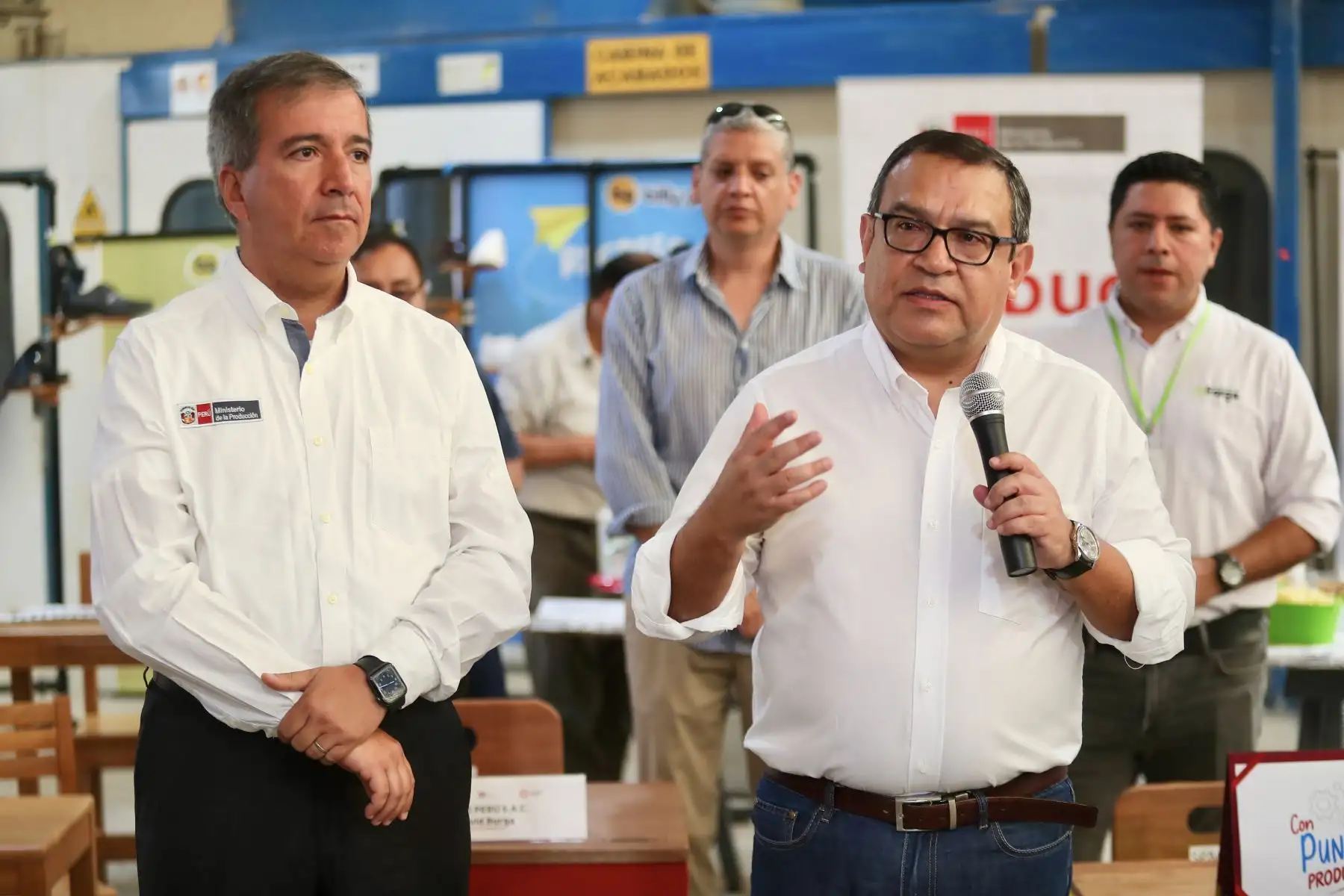 El titular de la PCM, Alberto Otárola, y de Producción, Raúl Pérez Reyes, presentaron diversos productos innovadores elaborados en diferentes regiones.

Foto: ANDINA/Ricardo Cuba