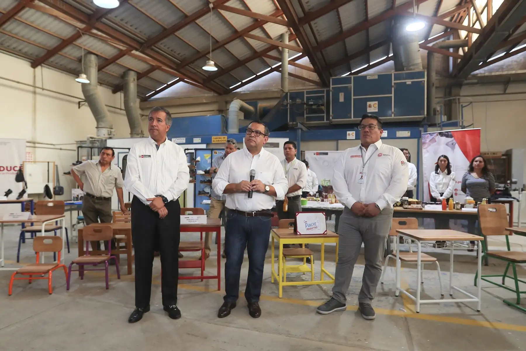 El titular de la PCM, Alberto Otárola, y de Producción, Raúl Pérez Reyes, presentaron diversos productos innovadores elaborados en diferentes regiones.

Foto: ANDINA/Ricardo Cuba