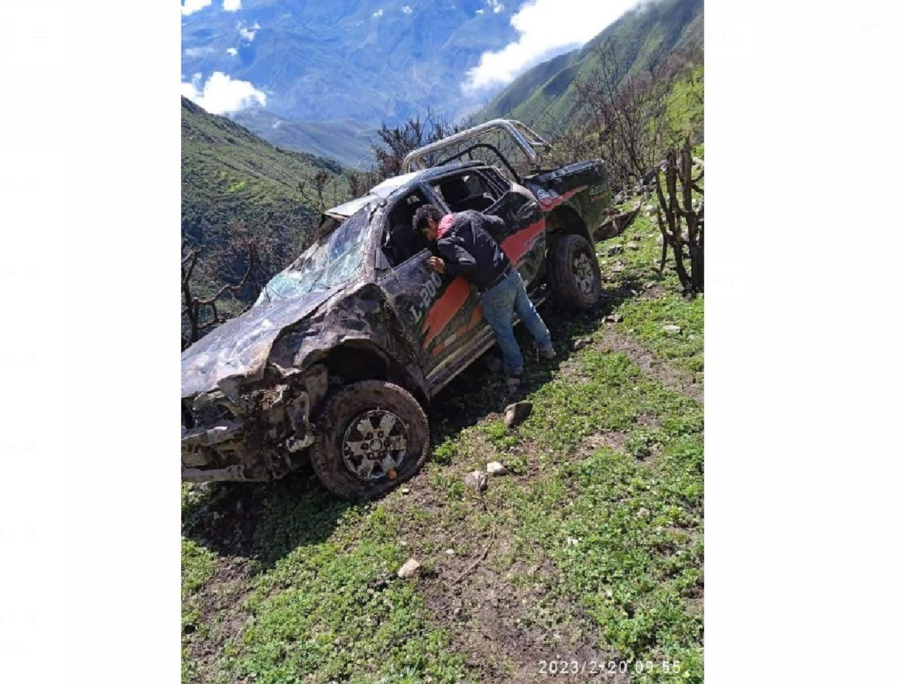 Una persona murió luego que el vehículo en que viajaba fuera arrastrado por un huaico que se produjo a causa de las lluvias intensas que se presentaron en la provincia de Ocros, en Áncash.