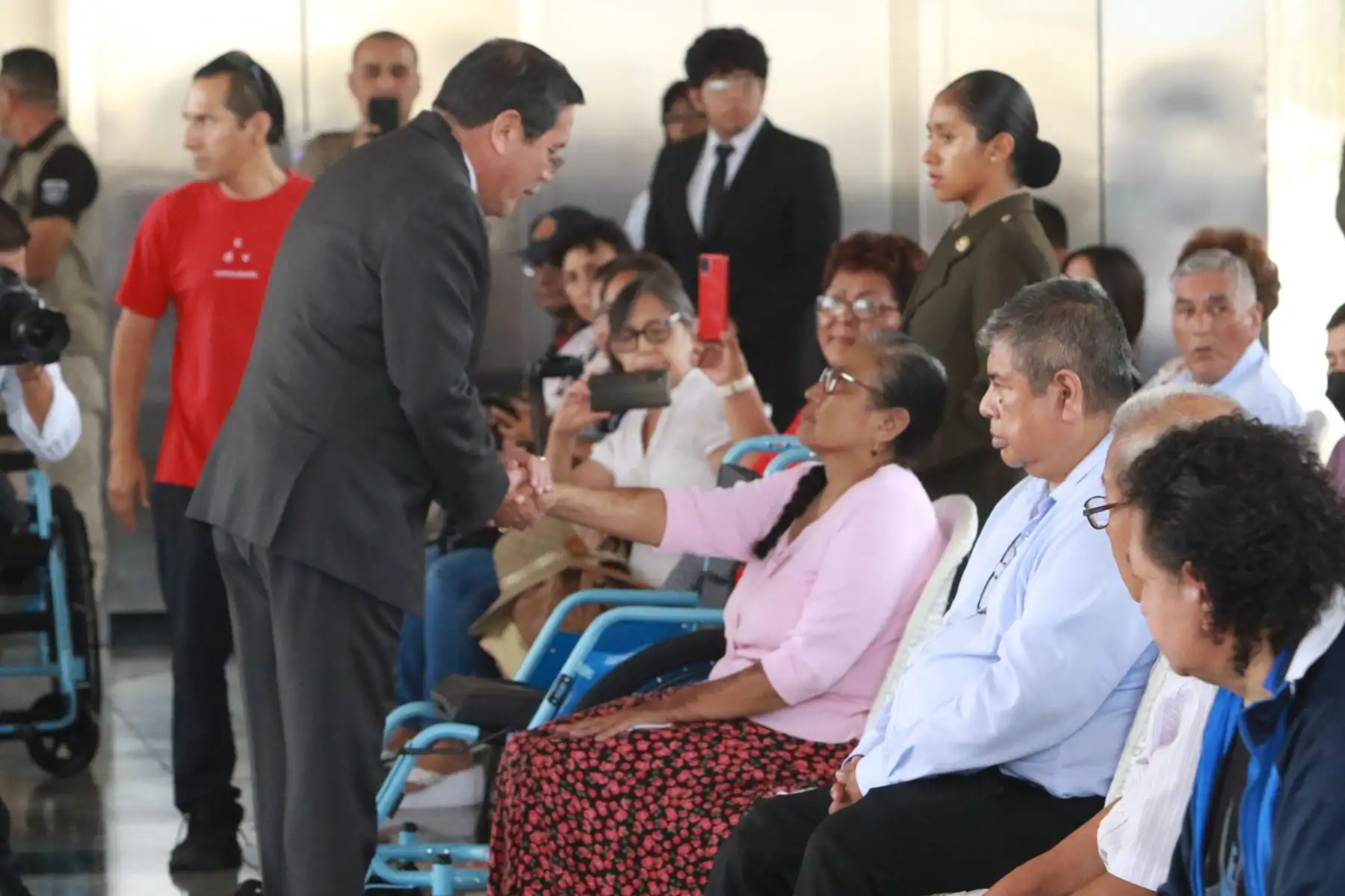 El ministro de Defensa, Jorge Chávez Cresta, acompañado de los altos mandos de las Fuerzas Armadas, preside el acto de entrega de sillas de ruedas al personal militar, civil y familiares con discapacidad de las Fuerzas Armadas. FOTO:ANDINA/Hector Vinces