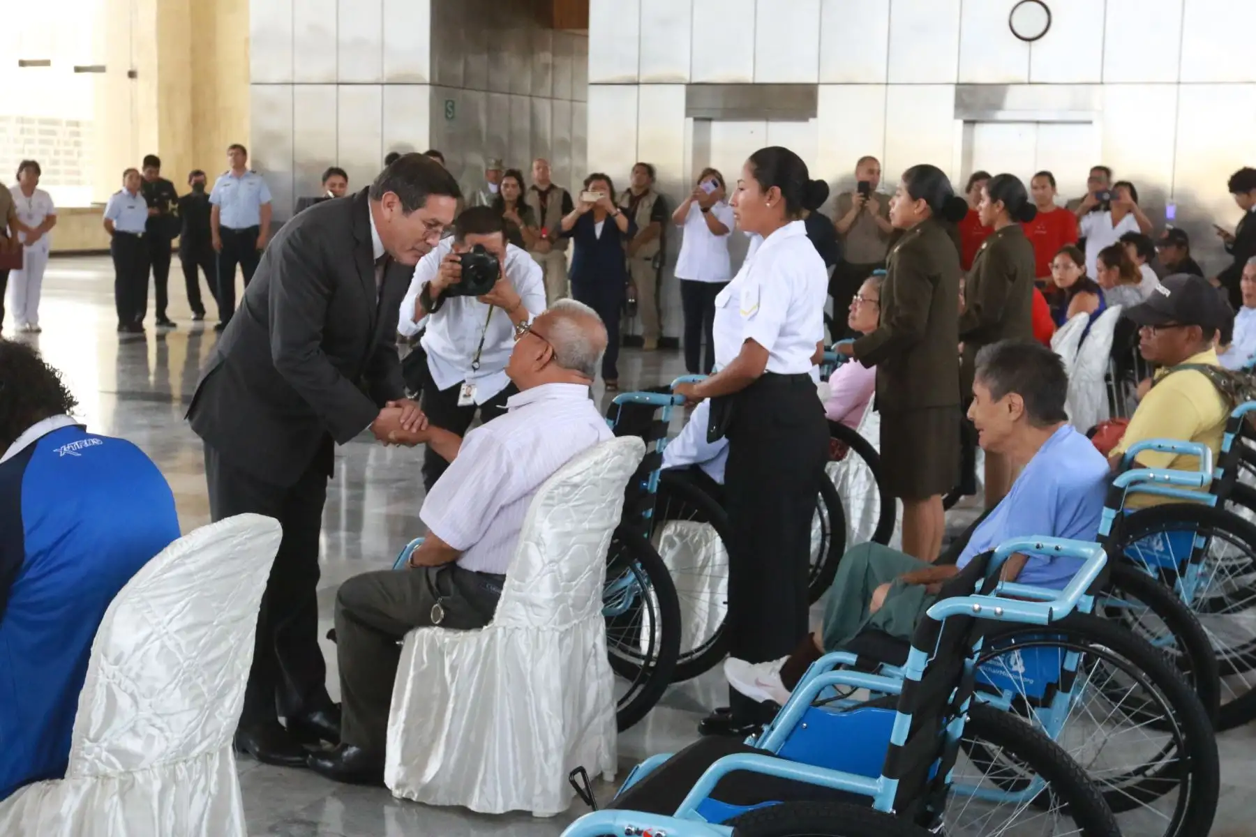 El ministro de Defensa, Jorge Chávez Cresta, acompañado de los altos mandos de las Fuerzas Armadas, preside el acto de entrega de sillas de ruedas al personal militar, civil y familiares con discapacidad de las Fuerzas Armadas. FOTO:ANDINA/Hector Vinces