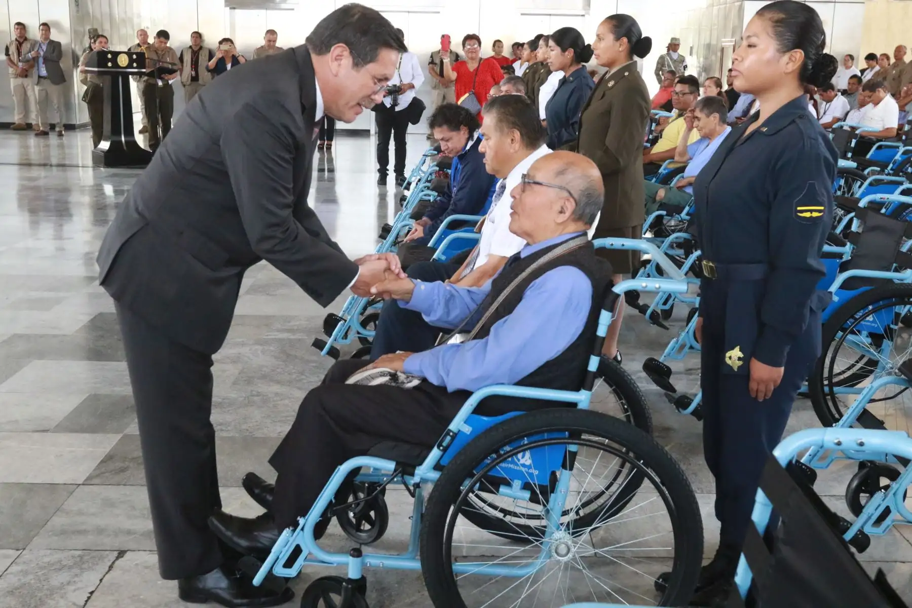 El ministro de Defensa, Jorge Chávez Cresta, acompañado de los altos mandos de las Fuerzas Armadas, preside el acto de entrega de sillas de ruedas al personal militar, civil y familiares con discapacidad de las Fuerzas Armadas. FOTO:ANDINA/Hector Vinces