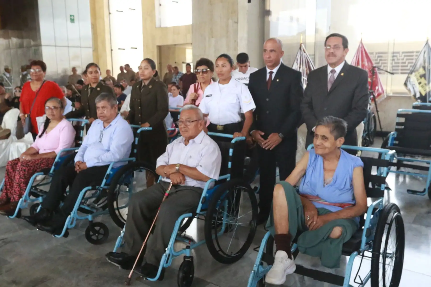 El ministro de Defensa, Jorge Chávez Cresta, acompañado de los altos mandos de las Fuerzas Armadas, preside el acto de entrega de sillas de ruedas al personal militar, civil y familiares con discapacidad de las Fuerzas Armadas. FOTO:ANDINA/Hector Vinces