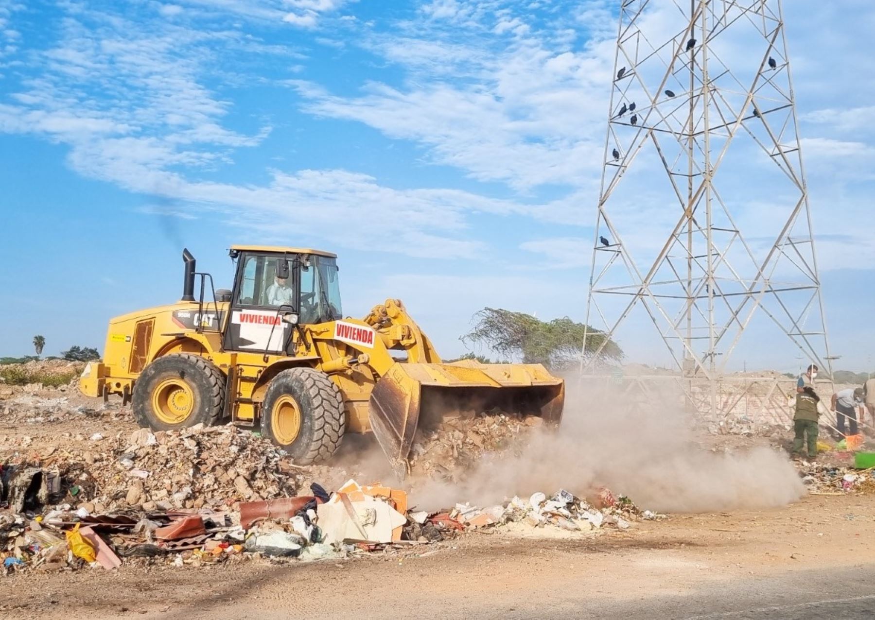 Con apoyo de maquinaria pesada del Ministerio de Vivienda buscan retirar más de 2,500 metros de residuos sólidos que afectan a tres distritos de la ciudad de Chiclayo, en Lambayeque.