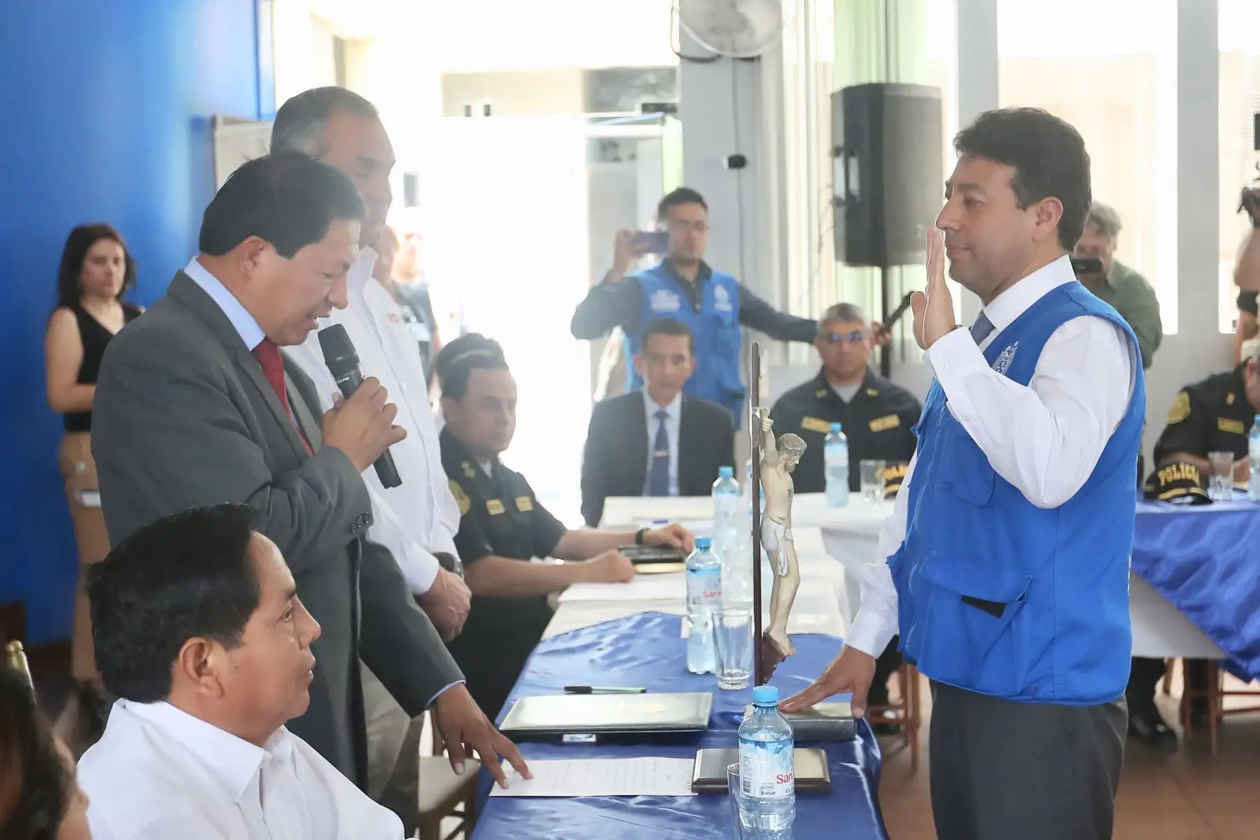Los alcaldes de la Mancomunidad de Lima Este  con la participación del Ministro del Interior, Vicente Romero Fernández, y el Alcalde de el Agustino quién Juramento como nuevo presidente del grupo de trabajo de Seguridad Ciudadana anuncian su respaldo a la PNP en la lucha frontal contra la Inseguridad Ciudadana, con la instalación de un grupo de trabajo multisectorial.

Foto: ANDINA/Ricardo Cuba