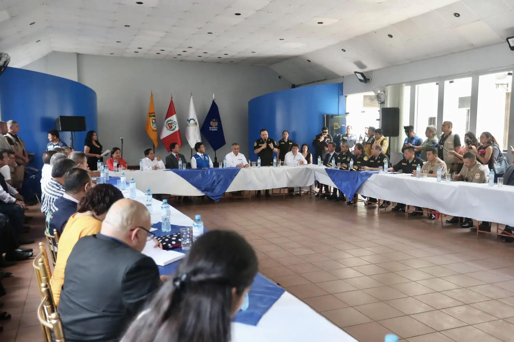 Los alcaldes de la Mancomunidad de Lima Este  con la participación del Ministro del Interior, Vicente Romero Fernández, y el Alcalde de el Agustino quién Juramento como nuevo presidente del grupo de trabajo de Seguridad Ciudadana anuncian su respaldo a la PNP en la lucha frontal contra la Inseguridad Ciudadana, con la instalación de un grupo de trabajo multisectorial.

Foto: ANDINA/Ricardo Cuba