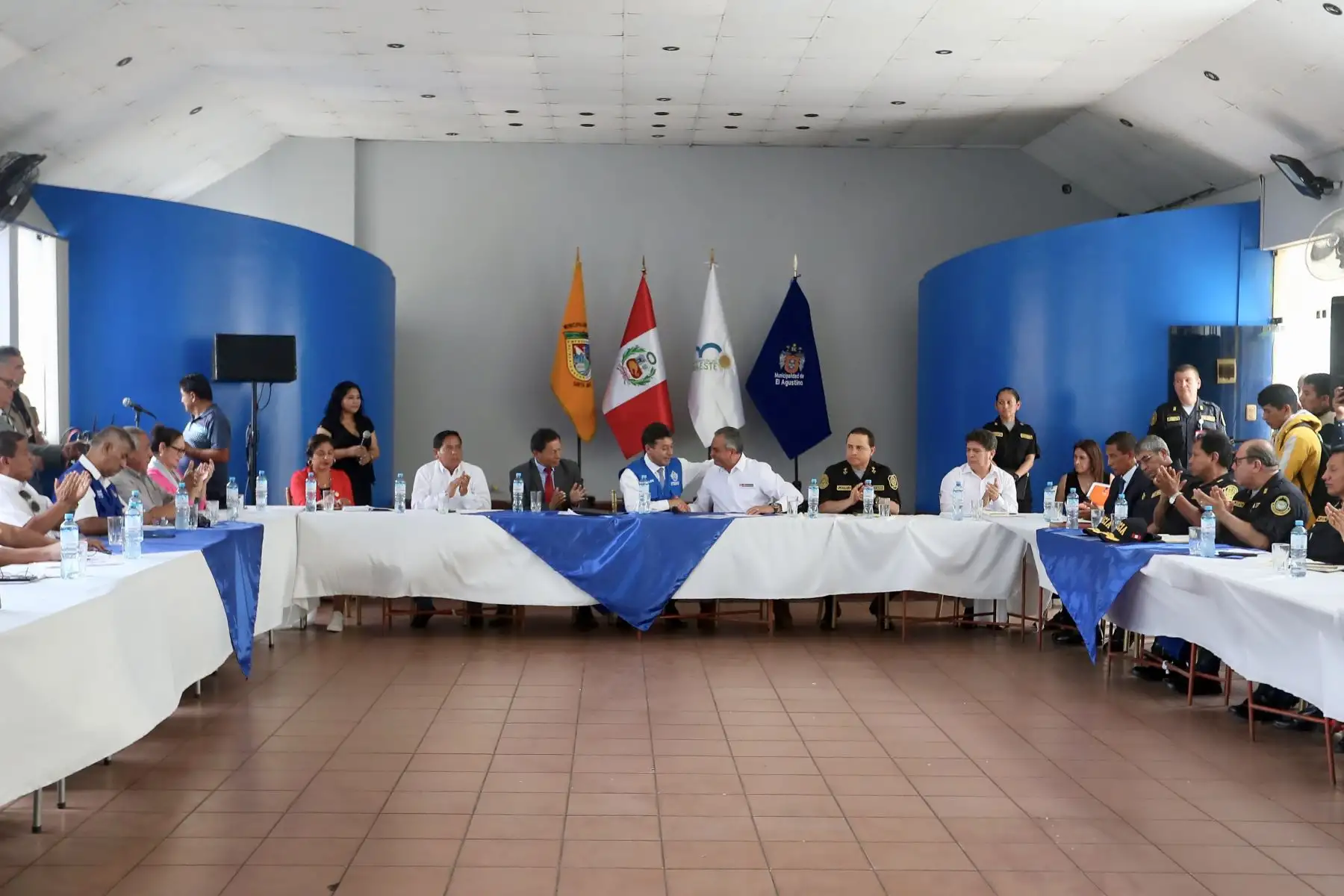 Los alcaldes de la Mancomunidad de Lima Este  con la participación del Ministro del Interior, Vicente Romero Fernández, y el Alcalde de el Agustino quién Juramento como nuevo presidente del grupo de trabajo de Seguridad Ciudadana anuncian su respaldo a la PNP en la lucha frontal contra la Inseguridad Ciudadana, con la instalación de un grupo de trabajo multisectorial.

Foto: ANDINA/Ricardo Cuba