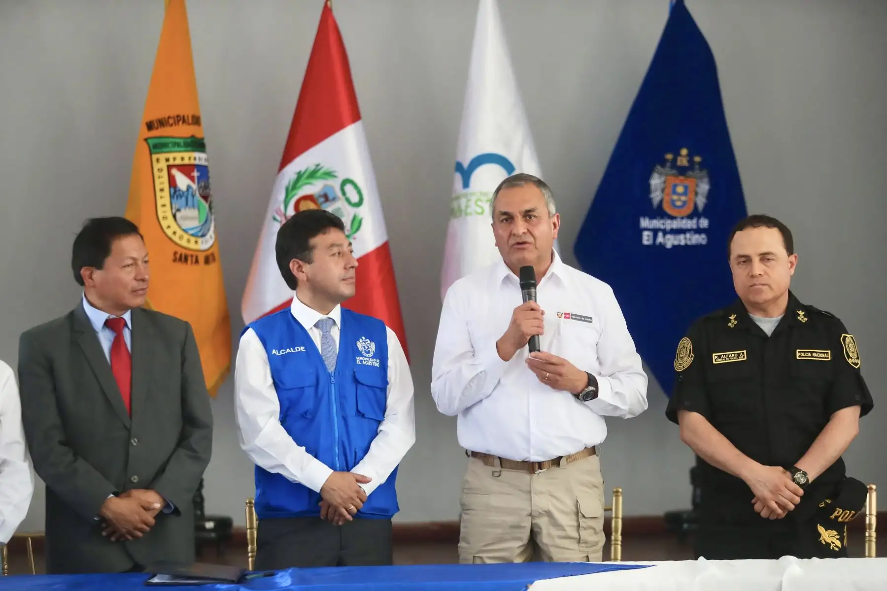 Los alcaldes de la Mancomunidad de Lima Este  con la participación del Ministro del Interior, Vicente Romero Fernández, y el Alcalde de el Agustino quién Juramento como nuevo presidente del grupo de trabajo de Seguridad Ciudadana anuncian su respaldo a la PNP en la lucha frontal contra la Inseguridad Ciudadana, con la instalación de un grupo de trabajo multisectorial.

Foto: ANDINA/Ricardo Cuba