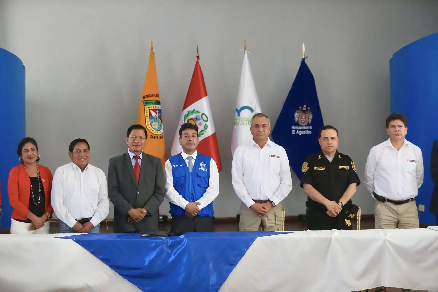 Los alcaldes de la Mancomunidad de Lima Este  con la participación del Ministro del Interior, Vicente Romero Fernández, y el Alcalde de el Agustino quién Juramento como nuevo presidente del grupo de trabajo de Seguridad Ciudadana anuncian su respaldo a la PNP en la lucha frontal contra la Inseguridad Ciudadana, con la instalación de un grupo de trabajo multisectorial.

Foto: ANDINA/Ricardo Cuba