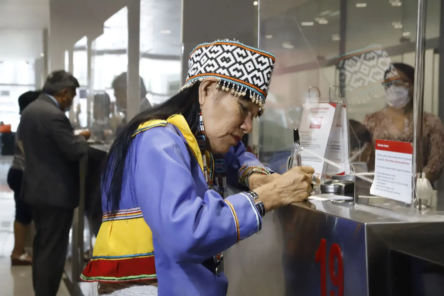 La artista shipibo-konibo, Olinda Silvano, que trabaja en el arte del kené, fue la primera en cobrar el bono Rentoca. También lo hicieron Gladys Flores y Lourdes Flores, danzantes de tunantada; Delmira Cárdenas, danzante de ritmos andinos, César Urbano, retablista ayacuchano, entre otros.
Foto:ANDINA/Mincul