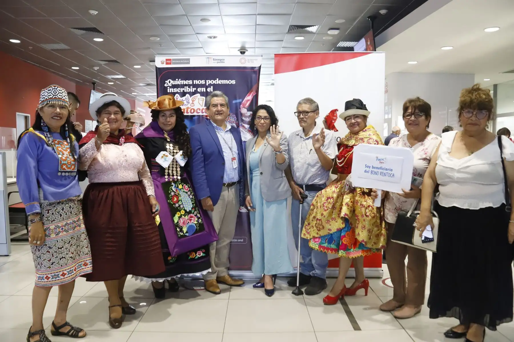 La ministra de Cultura, Leslie Urteaga, estuvo presente en el inicio del pago del bono e informó que es parte del plan Con Punche Perú que viene implementando el gobierno, y se otorga, por única vez, a cerca de 2500 trabajadores del sector inscritos hasta el 31 de diciembre de 2022 en el Rentoca, quienes pueden cobrarlo a partir de hoy.
Foto:ANDINA/Mincul