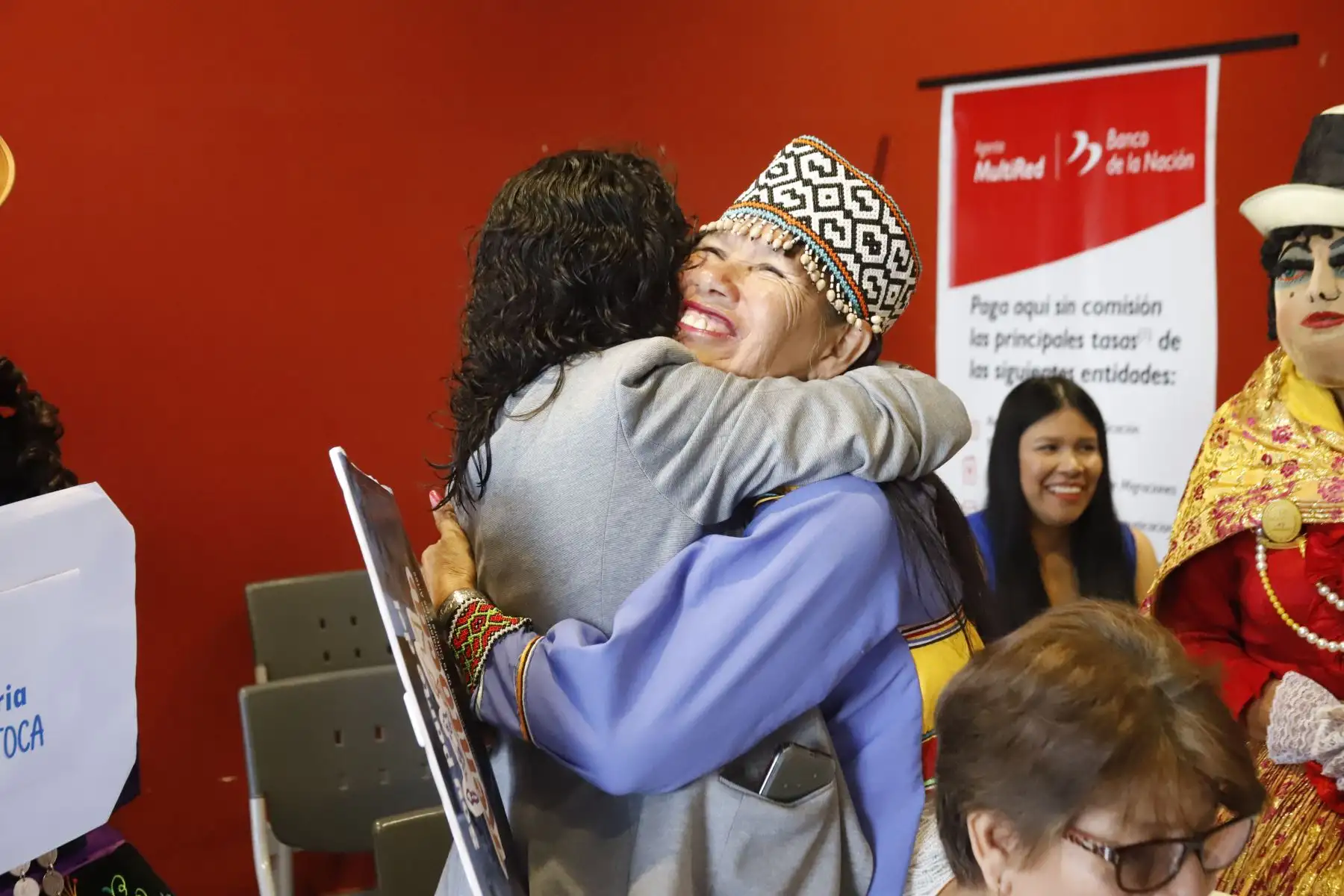 La ministra de Cultura, Leslie Urteaga, estuvo presente en el inicio del pago del bono e informó que es parte del plan Con Punche Perú que viene implementando el gobierno, y se otorga, por única vez, a cerca de 2500 trabajadores del sector inscritos hasta el 31 de diciembre de 2022 en el Rentoca, quienes pueden cobrarlo a partir de hoy.
Foto:ANDINA/Mincul