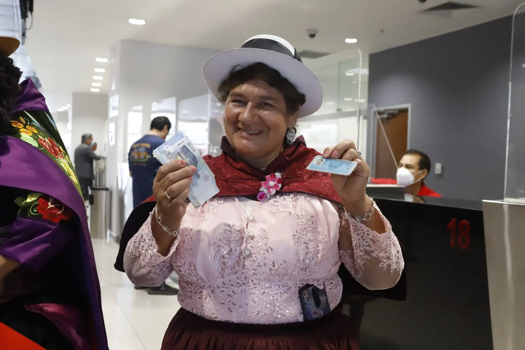 La artista shipibo-konibo, Olinda Silvano, que trabaja en el arte del kené, fue la primera en cobrar el bono Rentoca. También lo hicieron Gladys Flores y Lourdes Flores, danzantes de tunantada; Delmira Cárdenas, danzante de ritmos andinos, César Urbano, retablista ayacuchano, entre otros.
Foto:ANDINA/Mincul